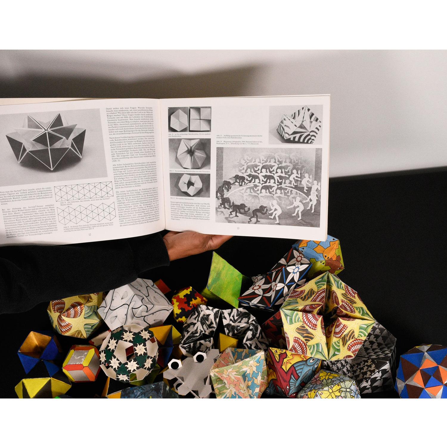 Livre Kaleidozyklein de M.C Escher avec motifs d'origami en vente 11