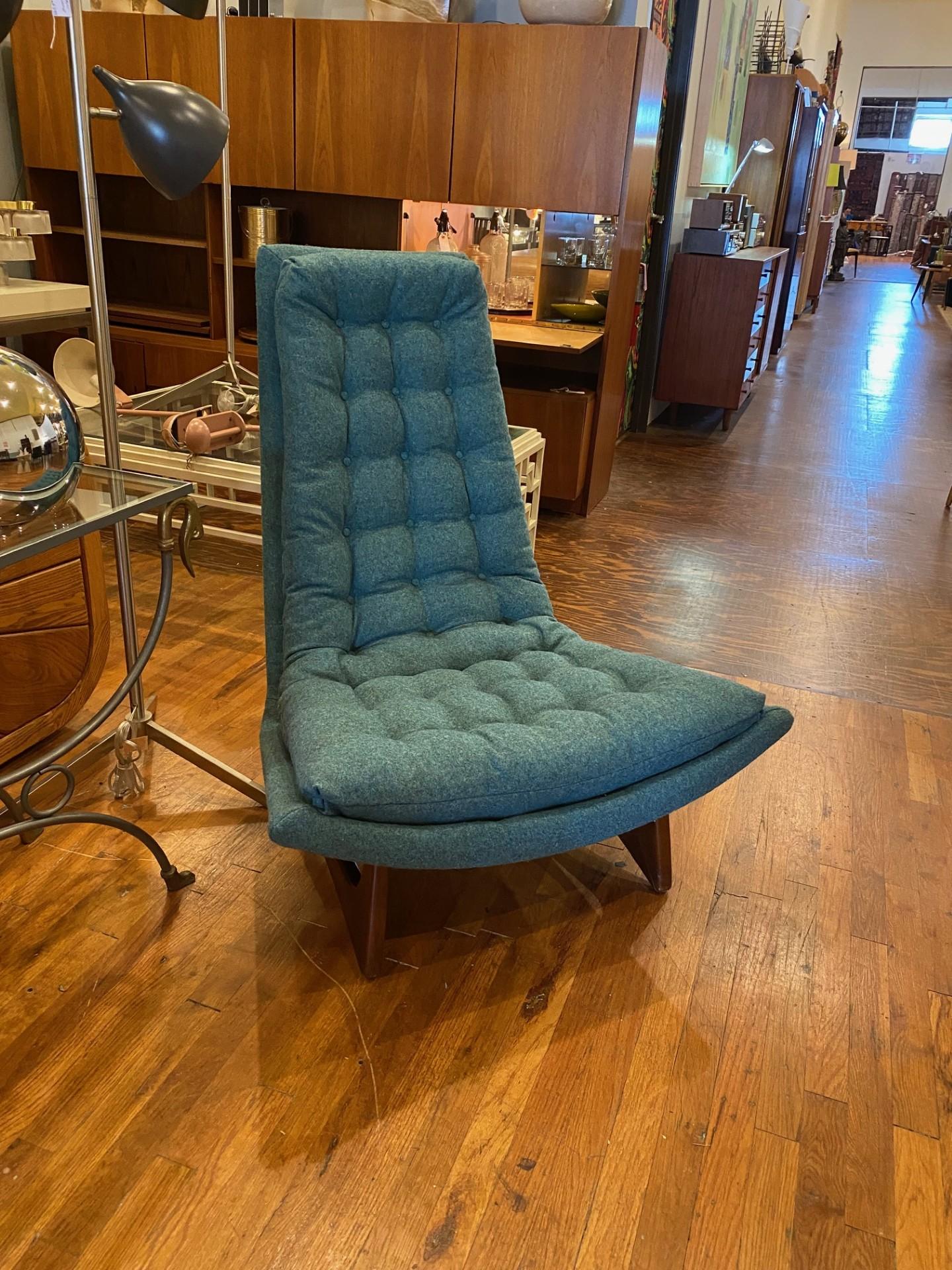 Incredible gondola club/lounge chair, attributed to the renowned designer Adrian Pearsall for Craft Associates. Made in the USA during the 1960s, this chair exudes 1960s mod elegance. This chair boasts luxurious, sculptural proportions, standing