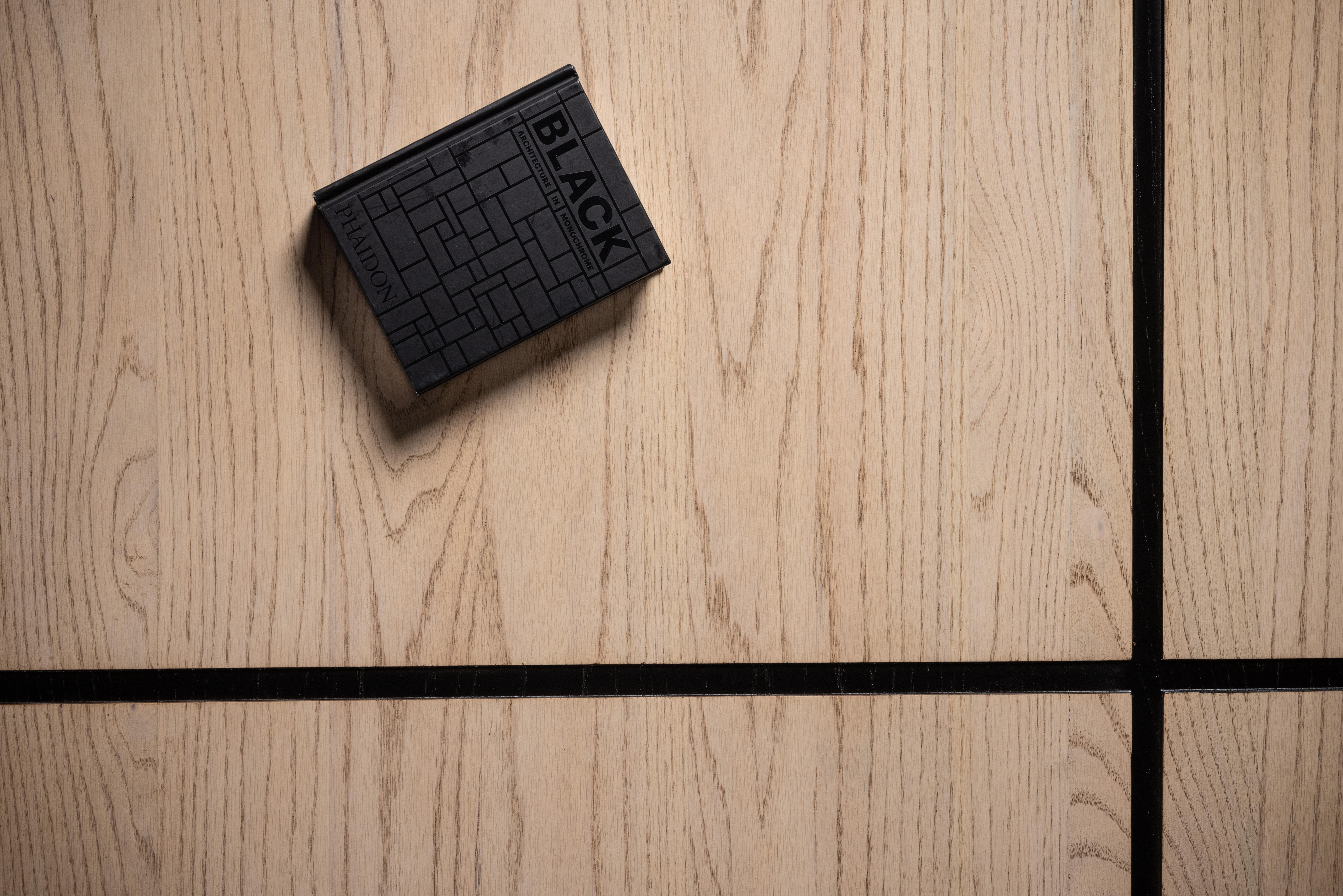 Moderne Table basse MC en chêne massif mexicain fabriquée à la main par No Age Studio en vente