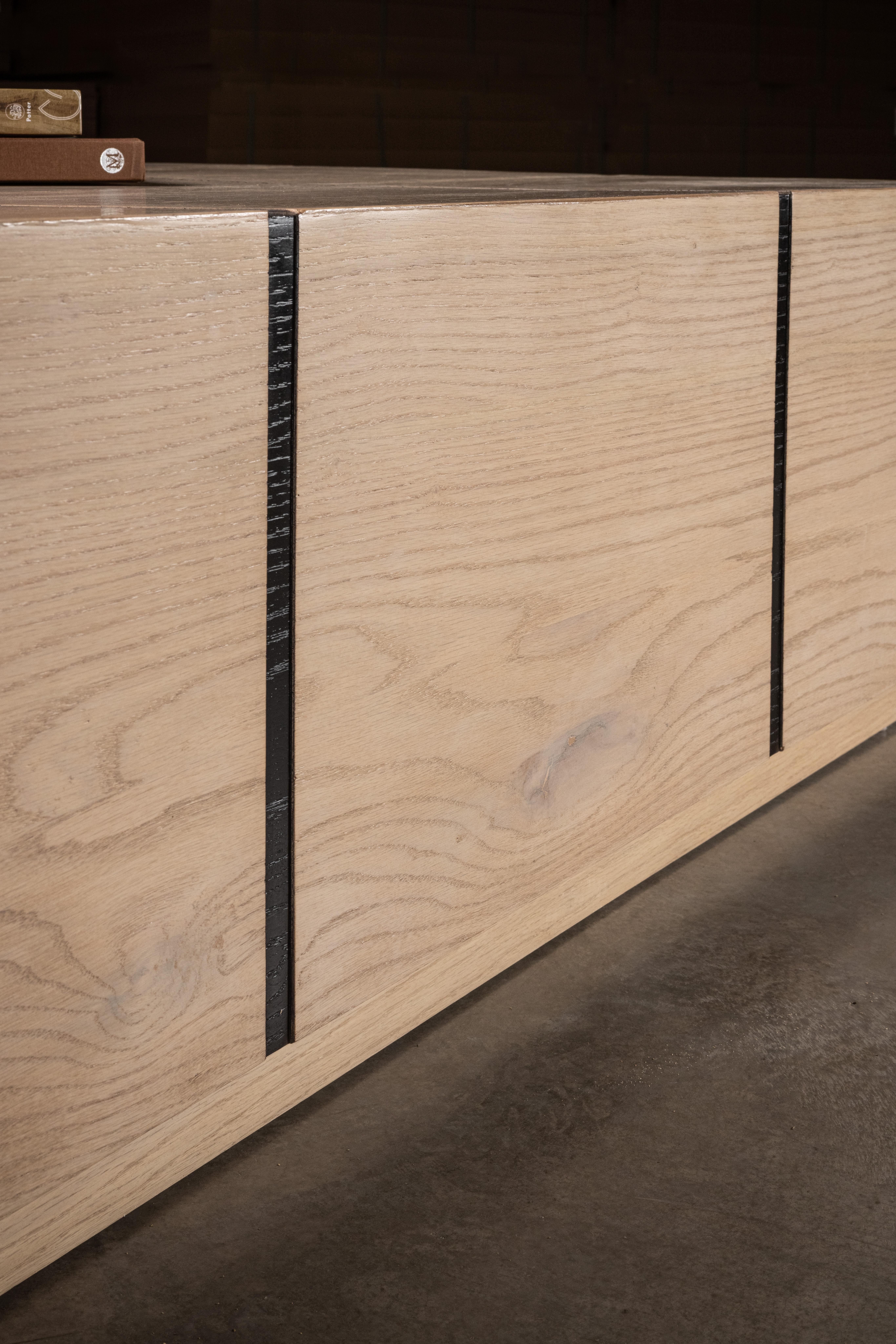 Mexicain Table basse MC en chêne massif mexicain fabriquée à la main par No Age Studio en vente