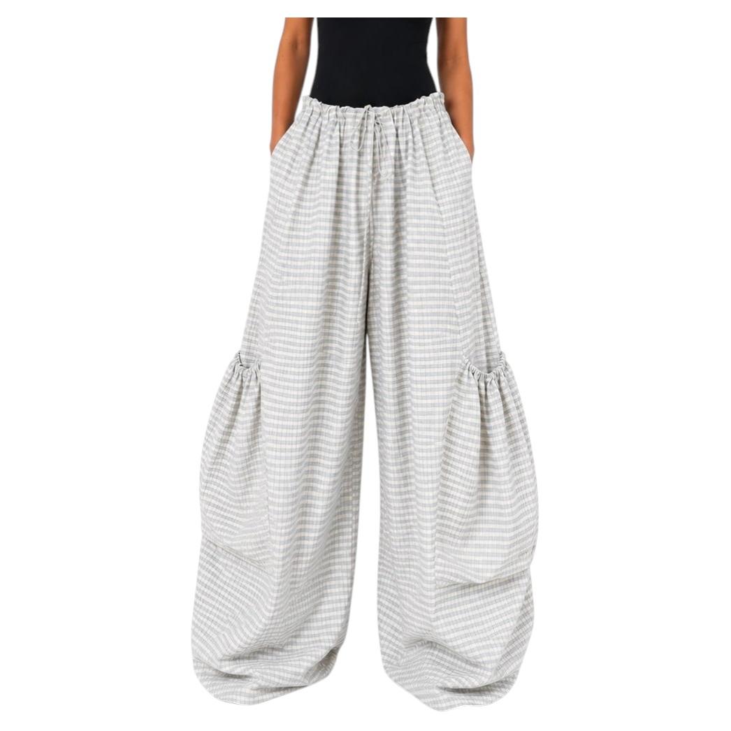 Pantalon cargo « Rave » en taffetas de soie à carreaux vichy bleu clair et blanc de la marque MC