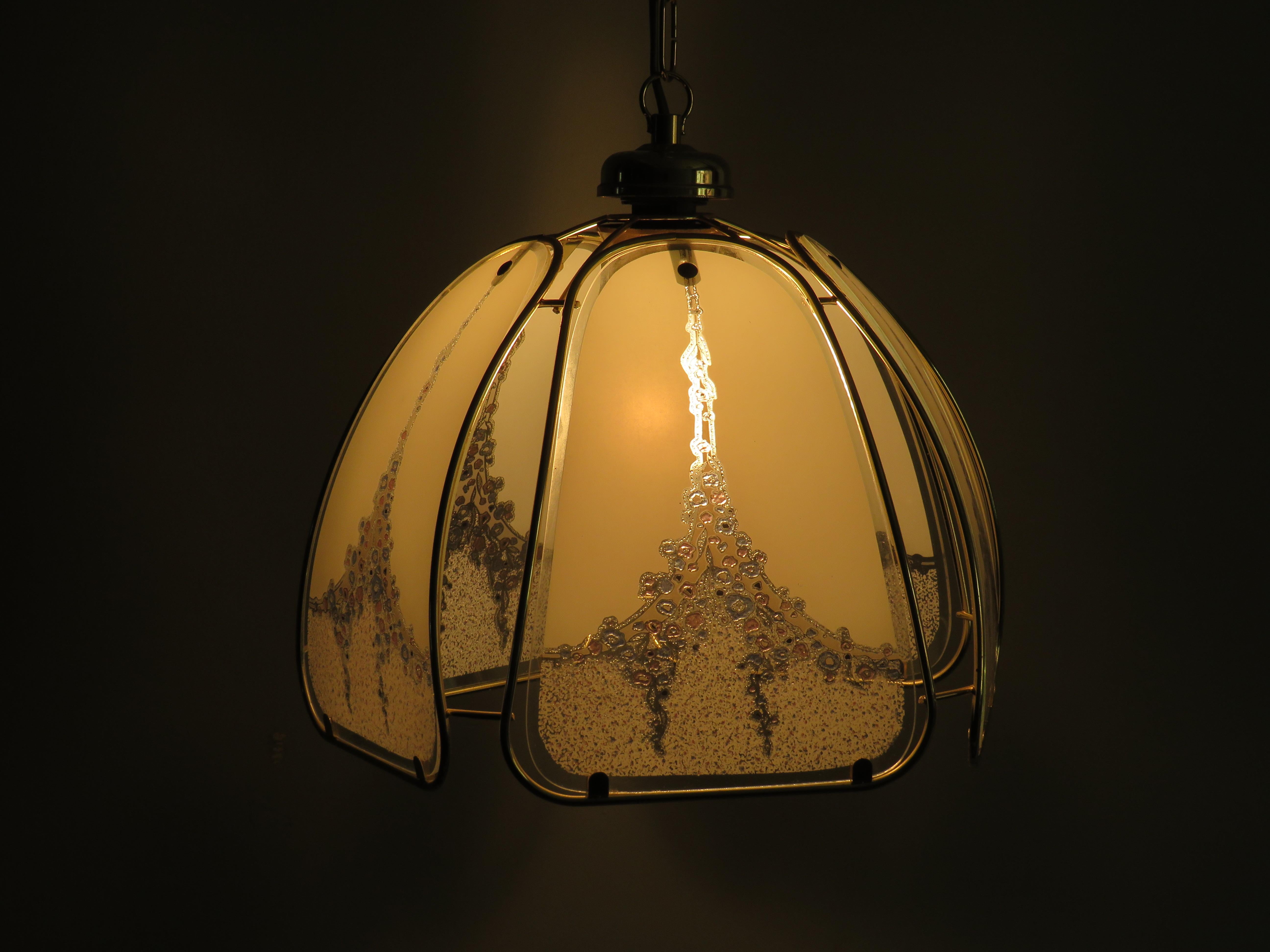 This pendant has 5 glass Murano panels set in a gold-colored metal frame. The glass panels have an ornate blue and pink floral design that is reminiscent of the Art Nouveau period.
Technical details: Ceiling cap in gold-colored metal complete with