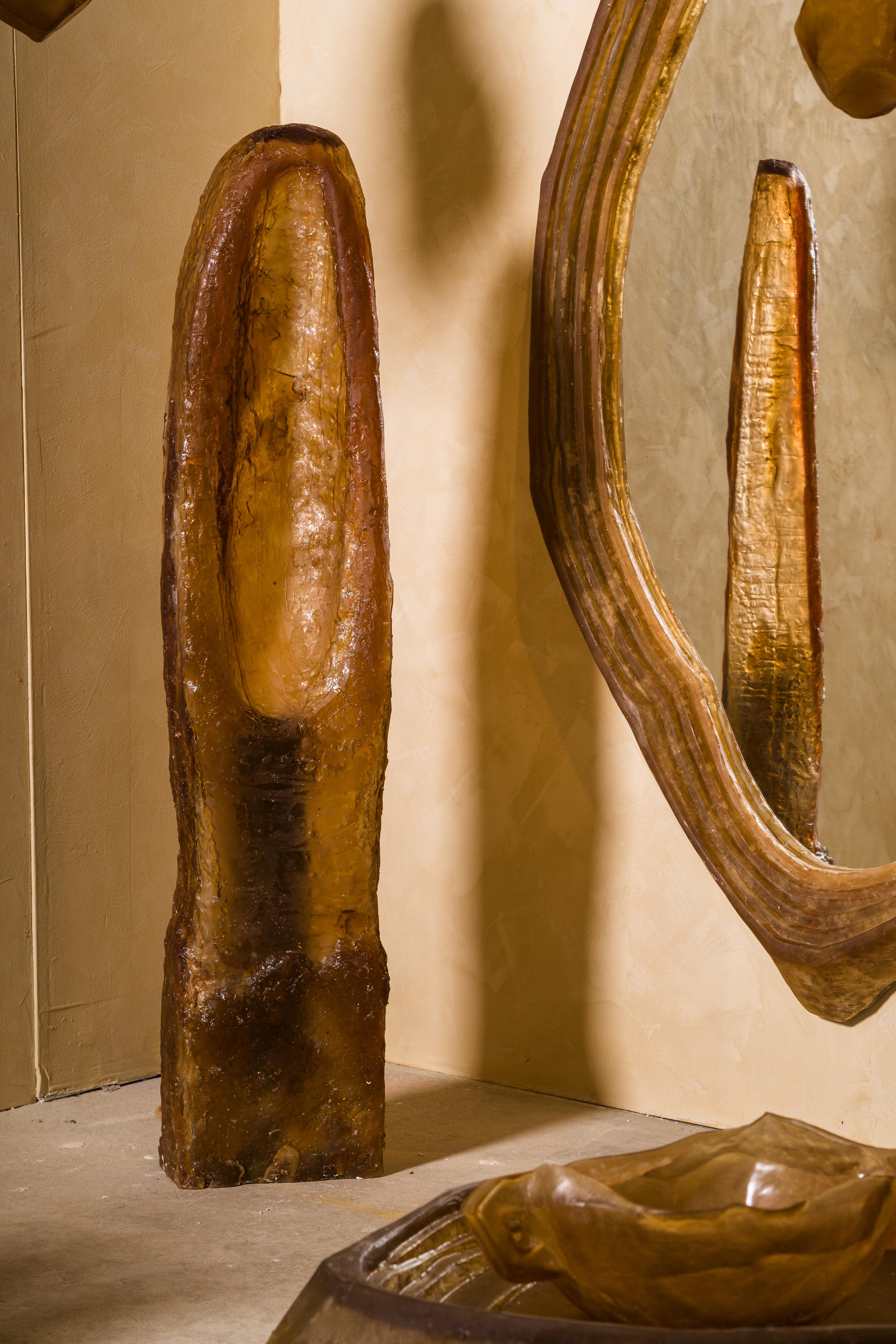 A vertical sculpture that radiates from within. This floor lamp becomes a totem — raw yet ethereal — blending glow, gravity, and lightness in a single elemental column.

Materia Colectiva is a sculptural reflection on permanence, fluidity,