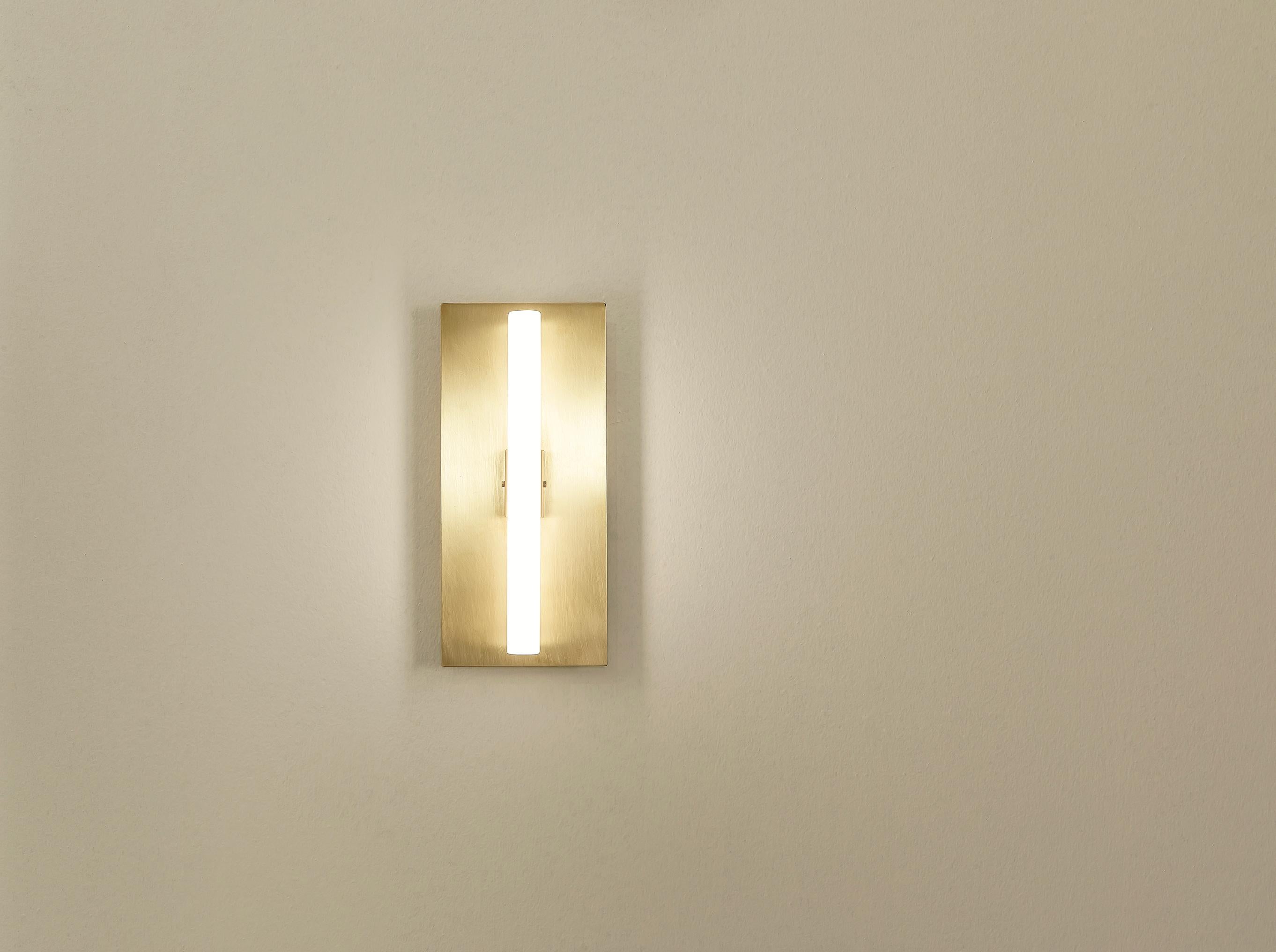 XXI secolo e contemporaneo MC400 Wall Lamp in Satin Brushed Brass by Daluce in vendita