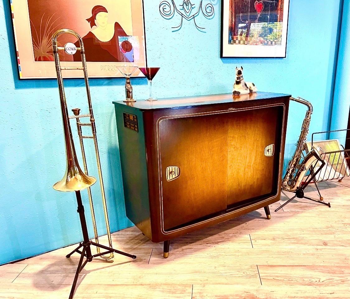 Mca225 Mid-Century Modern Stereo Console Cabinet Record Player Refurbished In Good Condition In Madison, WI