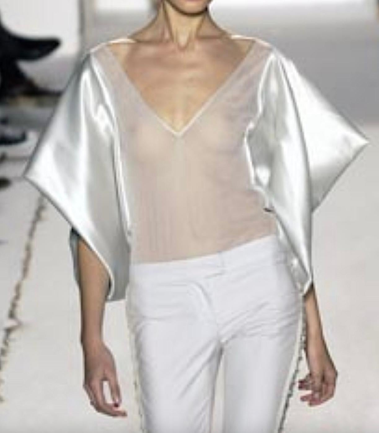 Diese schwarze Pulloverbluse, die in mehreren Versionen auf dem Laufsteg der Stella McCartney Frühjahr/Sommer-Kollektion 2003 mit übergroßen, langen Glockenärmeln aus Seide zu sehen war (siehe unsere Fotos der goldenen und weißen Versionen,