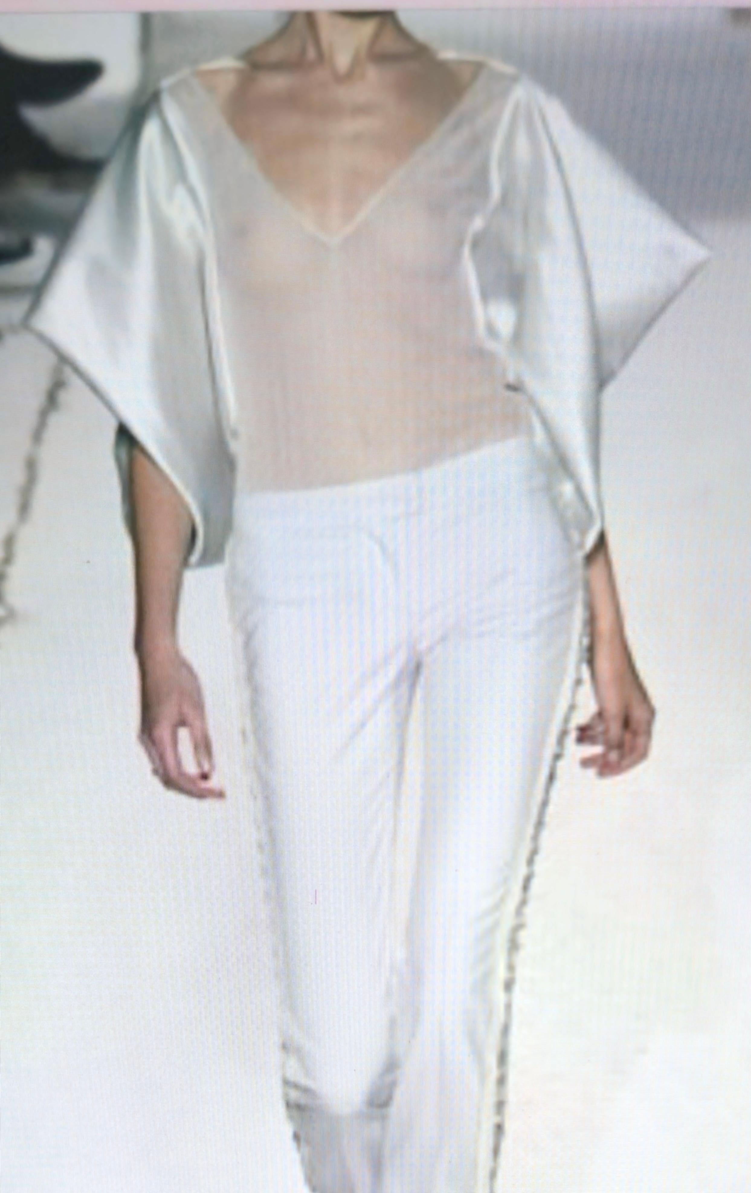 Diese schwarze Pulloverbluse, die in mehreren Versionen auf dem Laufsteg der Stella McCartney Frühjahr/Sommer-Kollektion 2003 mit übergroßen, langen Glockenärmeln aus Seide zu sehen war (siehe unsere Fotos der goldenen und weißen Versionen,