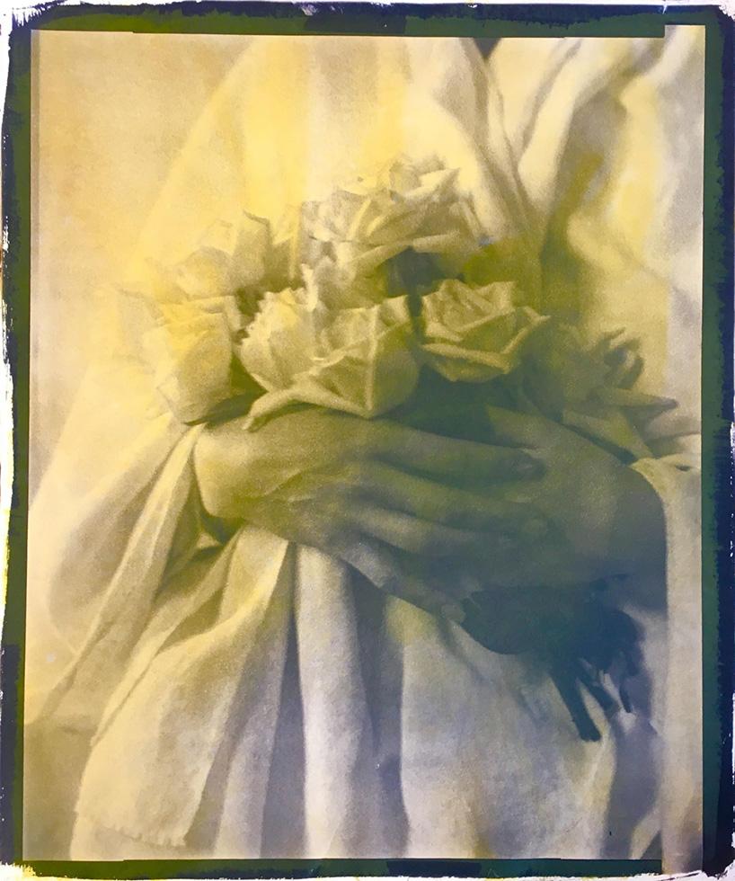 Figurative Photograph de McDermott & McGough - Retrato de Jacqueline Schnabel (Manos con rosas), 1915