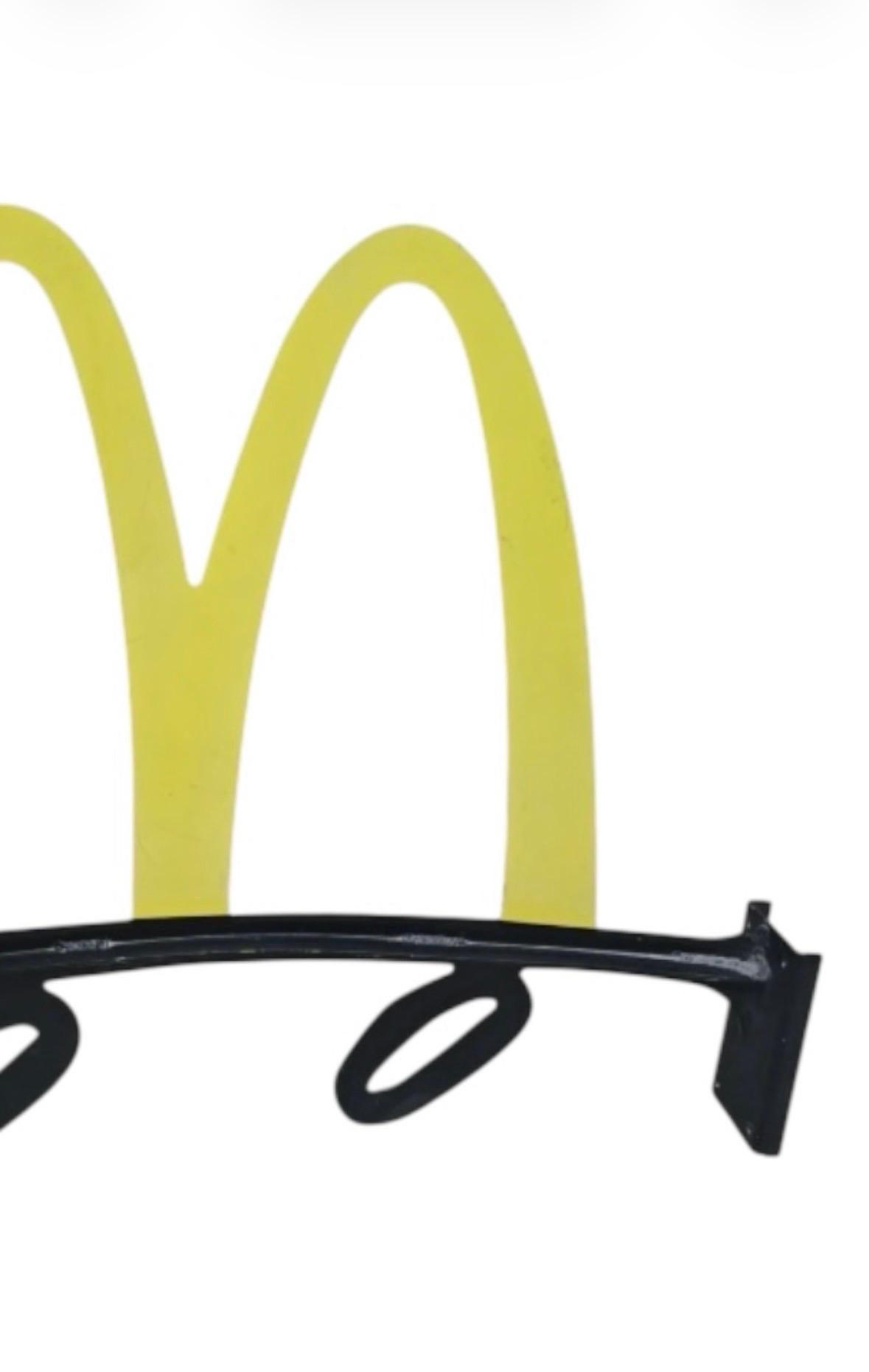 Insegna del logo del McDonald's Drive-Thru

Raffigura gli Archi d'Oro su ruote.

Circa 20° secolo 

Dimensioni 

W 30