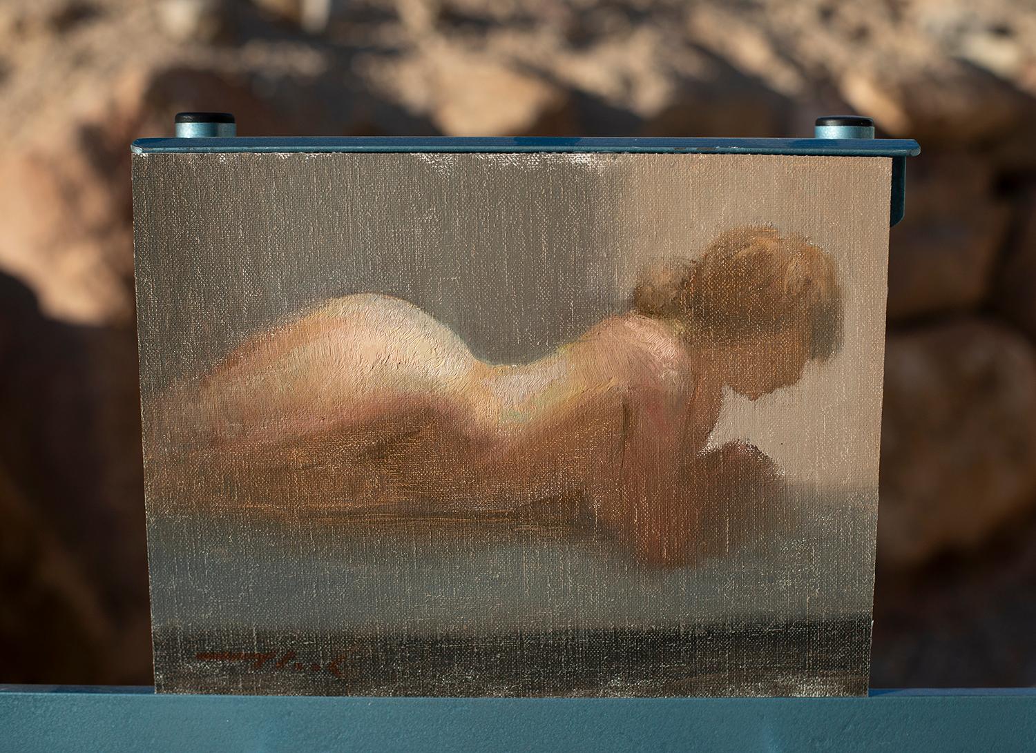 <p>Commenti dell'artista<br />Una figura si sdraia a pancia in giù, guardando il pavimento in tutta tranquillità. La luce soffusa accentua le dolci curve delle sue forme, mentre lo sfondo evidenzia la silhouette del suo viso. Le pennellate delicate