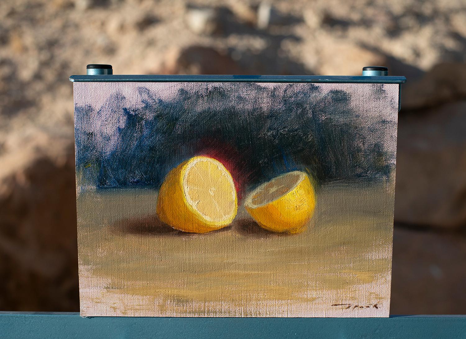 <p>Commenti dell'artista<br />Un limone intero si trasforma quando viene tagliato a metà, rivelando il suo interno vibrante e succoso. Il frutto emana una luce rossa e blu che contrasta con il blu intenso dello sfondo. Il gioco di luci e ombre