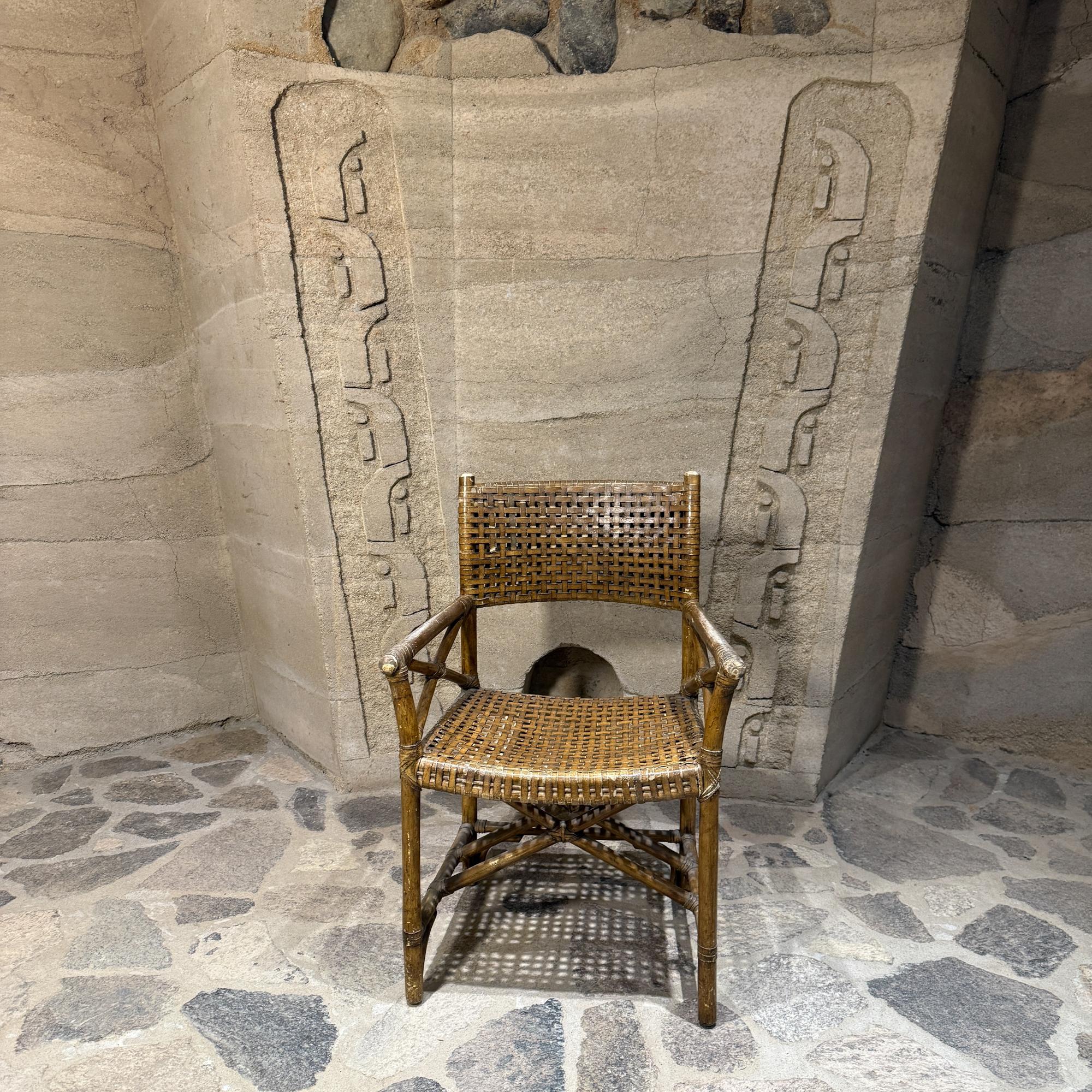 Classico americano McGuire Antalya Poltrona da regista in rattan intrecciato con pelle di rawhide intrecciata in vendita