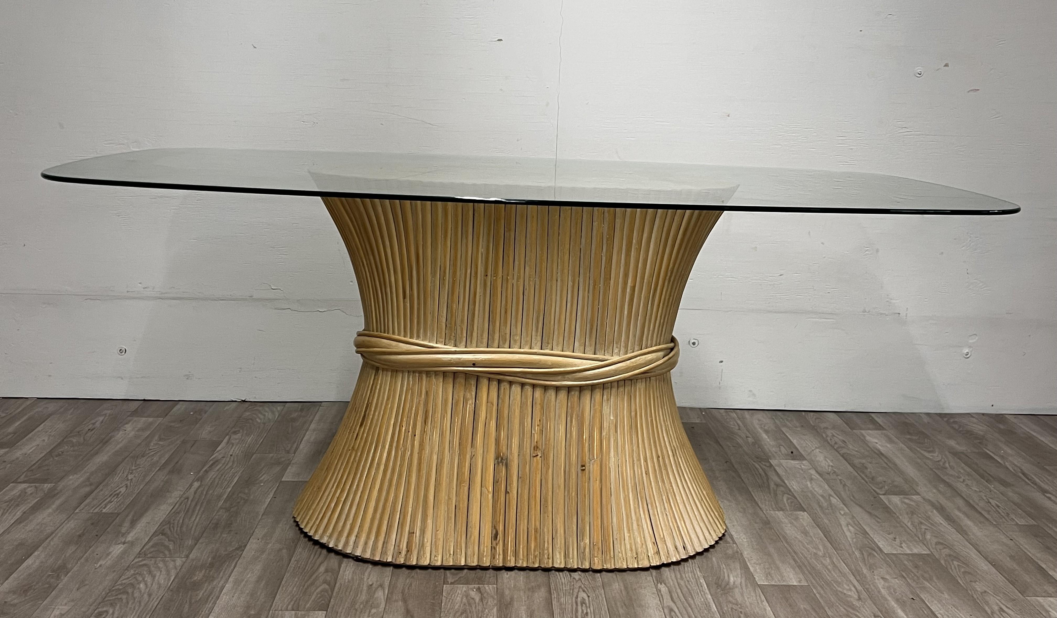 Table McGuire en verre clair ovale sur base ovale en bambou enveloppé d'une gerbe de blé, verre

