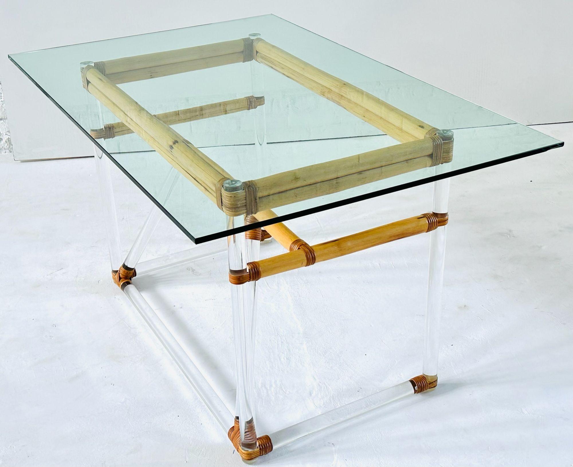 McGuire Schreibtisch und Stuhl aus Bambus und Lucite, 1980 (Ende des 20. Jahrhunderts) im Angebot