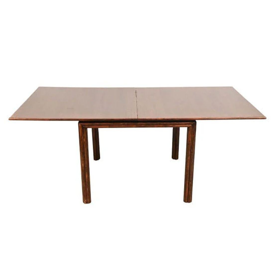 La table polyvalente Parsons en bambou et en chêne met en valeur le mélange de matériaux naturels et d'artisanat raffiné propre à la marque. La table carrée présente un riche plateau en chêne encadré d'une silhouette Parsons épurée, parfaite comme
