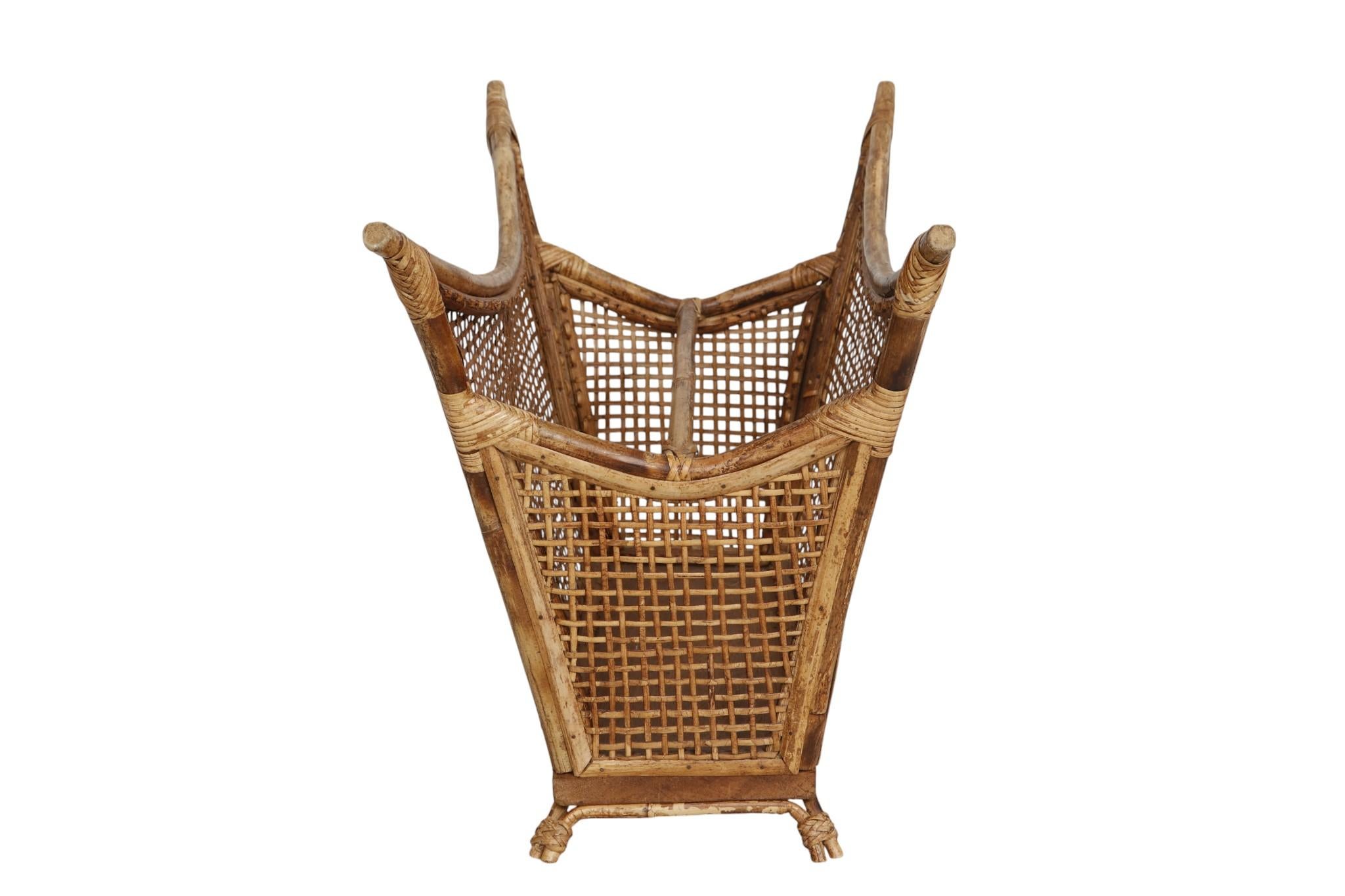 Revistero McGuire de bambú y ratán Moderno de mediados de siglo en venta