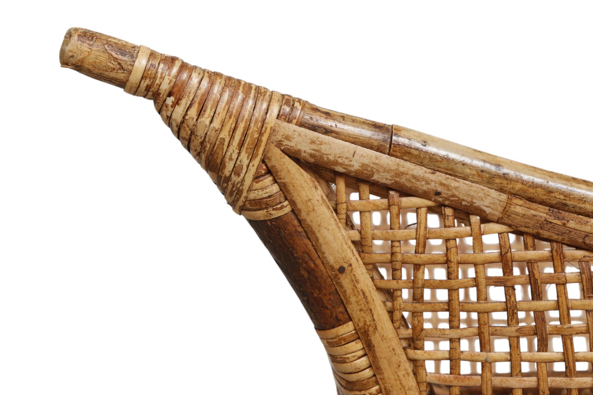 Revistero McGuire de bambú y ratán Estadounidense en venta