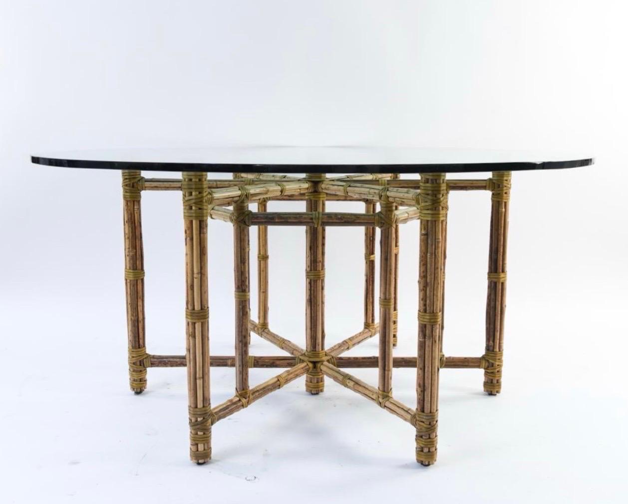 Base del tavolo da pranzo McGuire in bambù vintage con piano in vetro rotondo.

USA, circa 1970.

Questo tavolo è caratterizzato da un'eccezionale maestria, con una base composta da gambe in legno massiccio avvolte in bambù; ogni gamba è sormontata