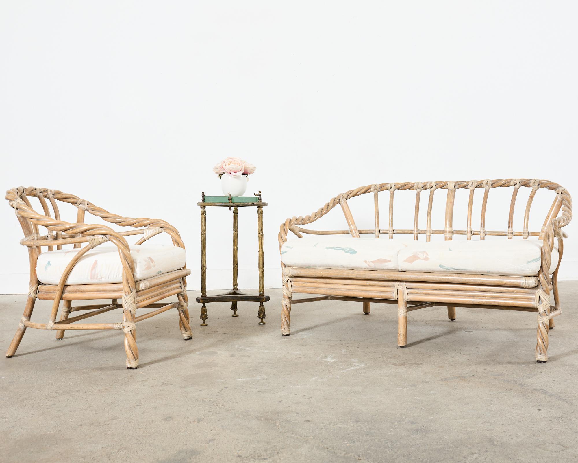 Rare paire de sièges en rotin fabriqués à la main dans le style moderne organique de la côte californienne par les artisans de McGuire. L'ensemble est composé de rotin torsadé fantaisiste qui se courbe gracieusement autour du dossier et des