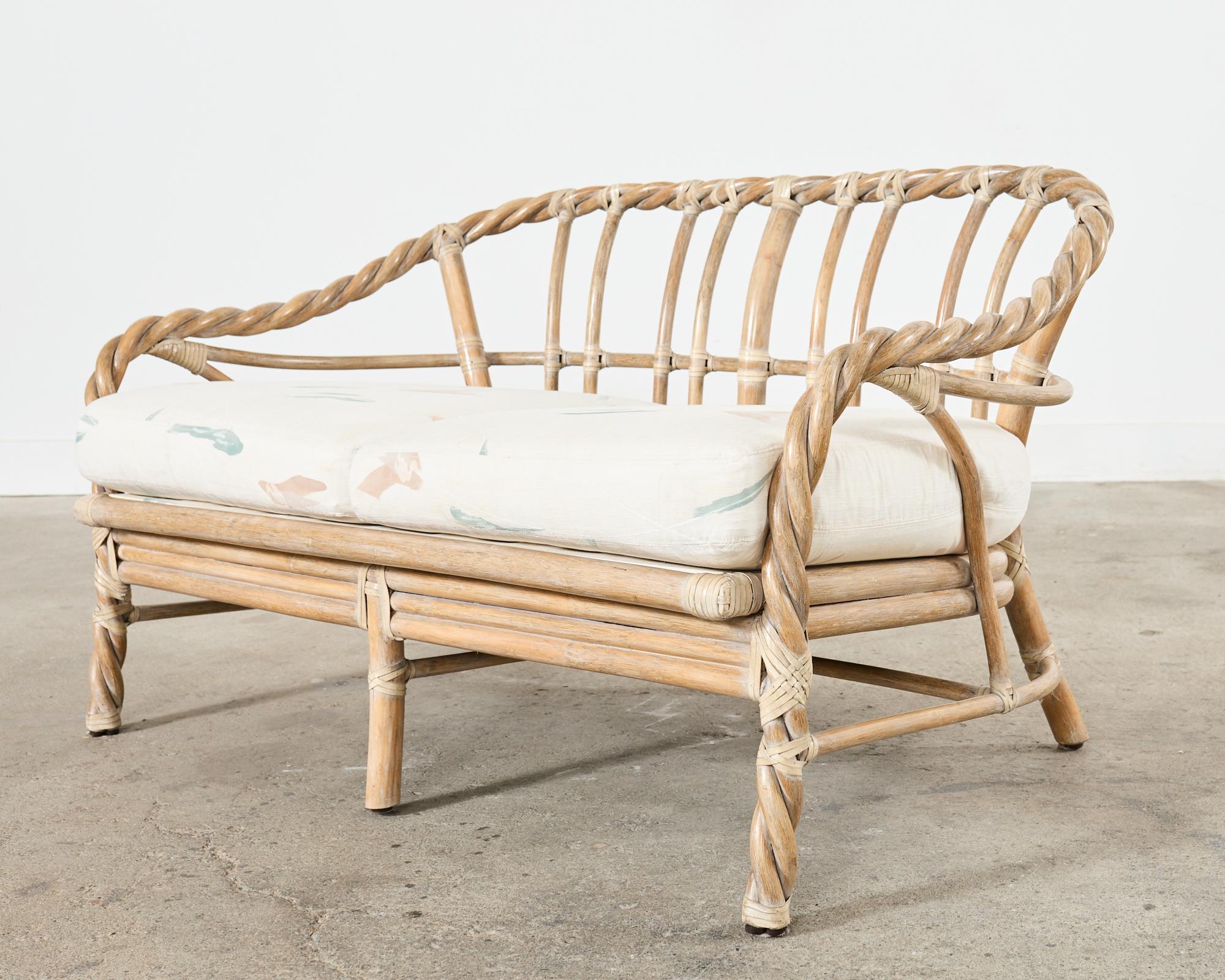 Organique McGuire Canapé et chaise longue en rotin torsadé cérusé en vente