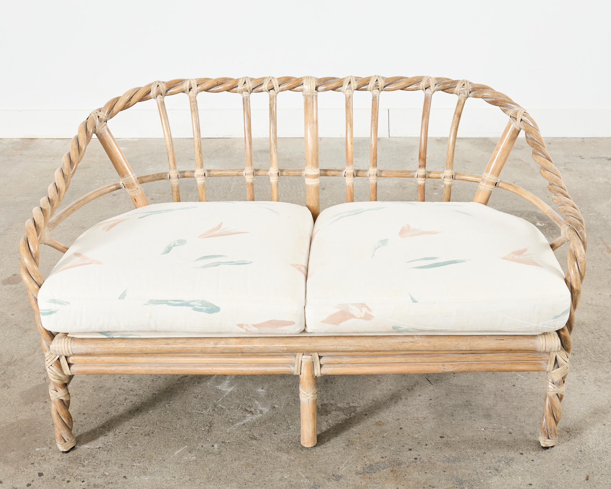 Fait main McGuire Canapé et chaise longue en rotin torsadé cérusé en vente