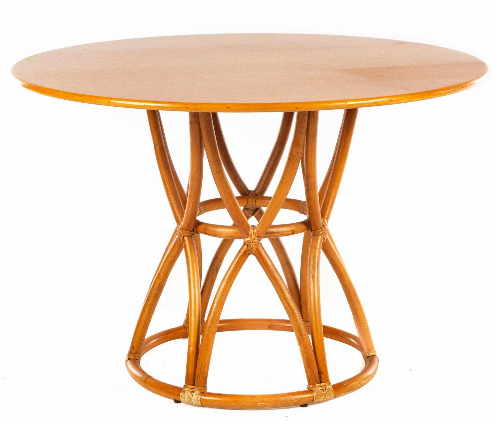 Mesa de centro de comedor circular de ratán McGuire, siglo XX. Preciosa mesa de comedor o centro de mesa redonda moderna y orgánica fabricada por McGuire. La mesa tiene una base de pedestal de ratán de bambú con forma de reloj de arena entallado. La