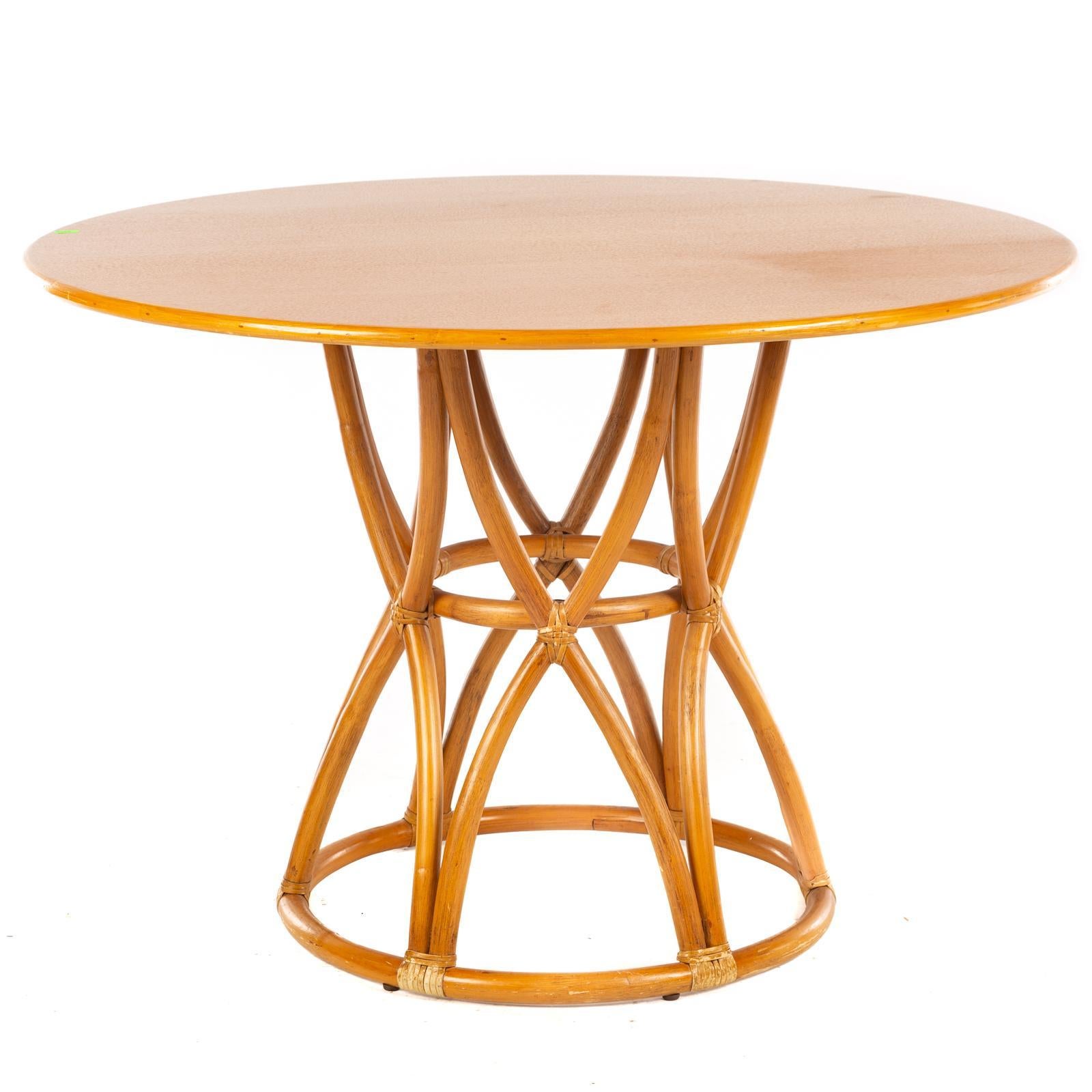 Mesa de centro de comedor circular de ratán McGuire con base de reloj de arena Moderno de mediados de siglo en venta