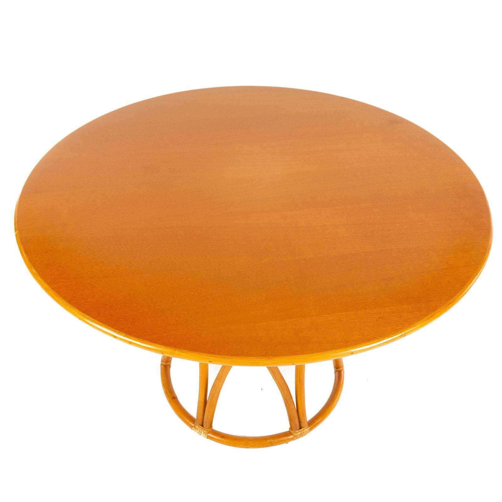Mesa de centro de comedor circular de ratán McGuire con base de reloj de arena Estadounidense en venta