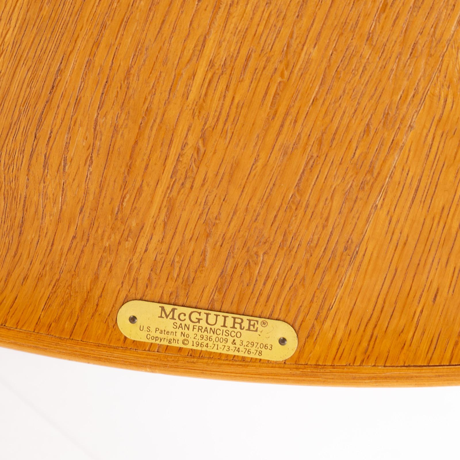 Mesa de centro de comedor circular de ratán McGuire con base de reloj de arena Hecho a mano en venta