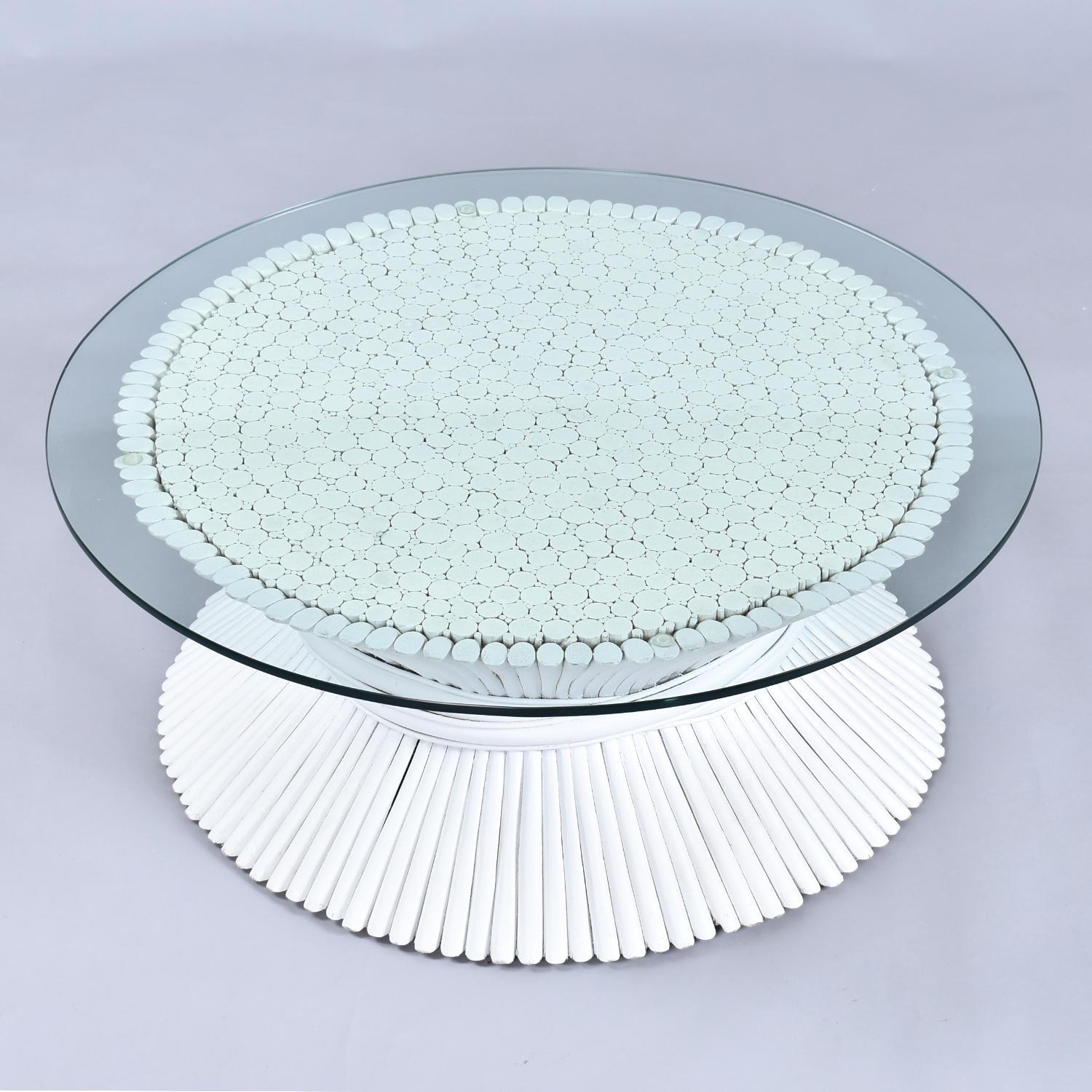 Table basse McGuire Coastal White Rattan Wheat Sheaf avec verre rond en vente 4