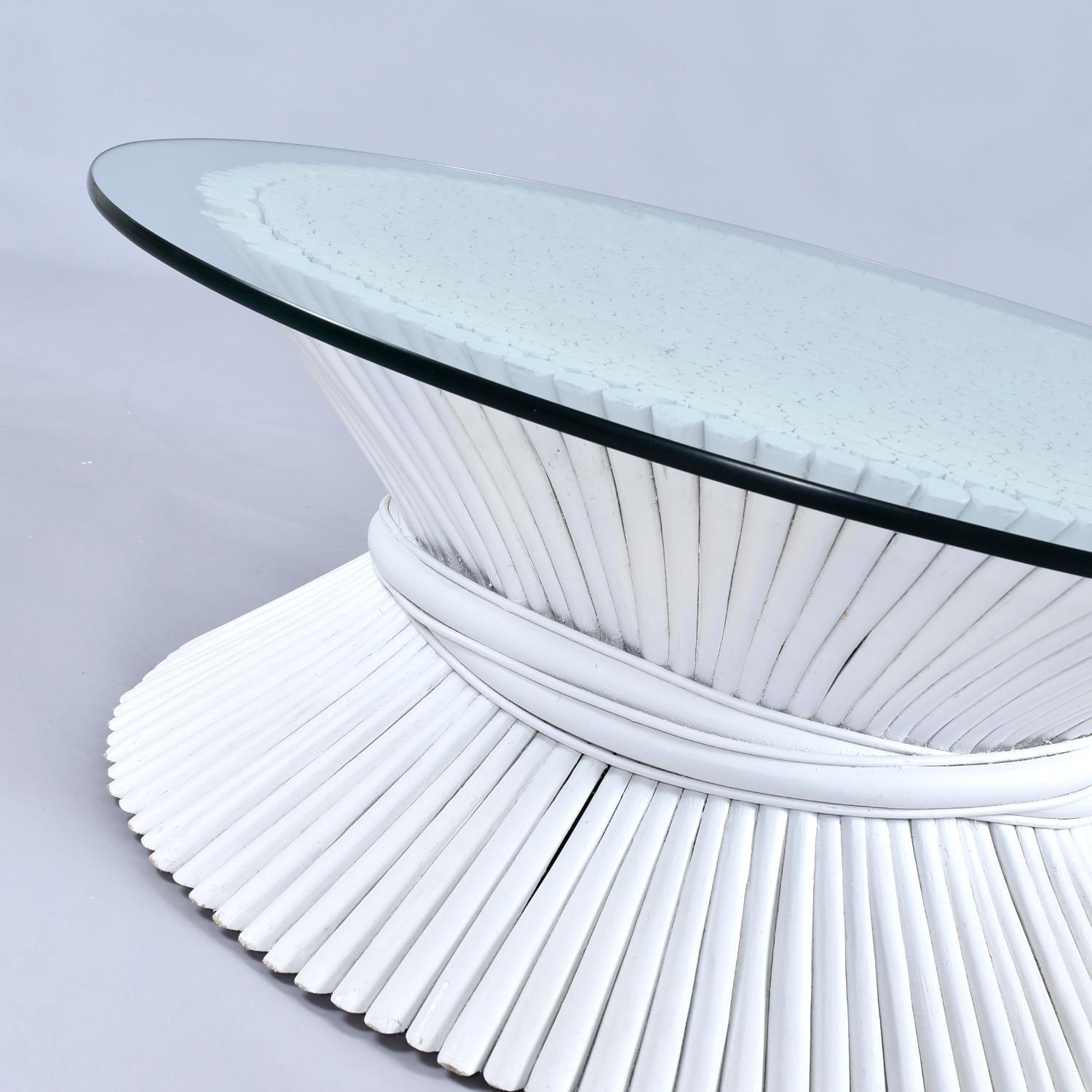 Table basse McGuire Coastal White Rattan Wheat Sheaf avec verre rond en vente 5