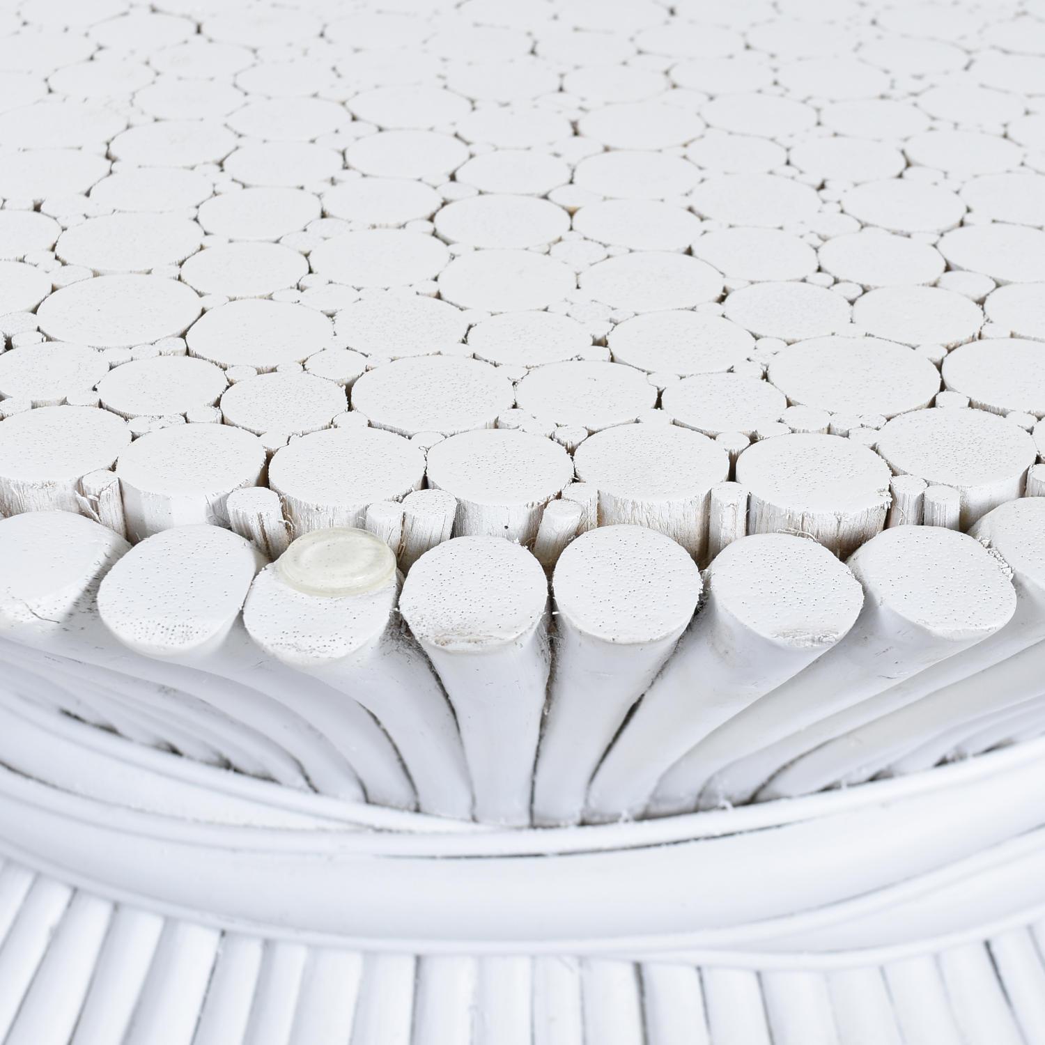 Table basse McGuire Coastal White Rattan Wheat Sheaf avec verre rond en vente 7
