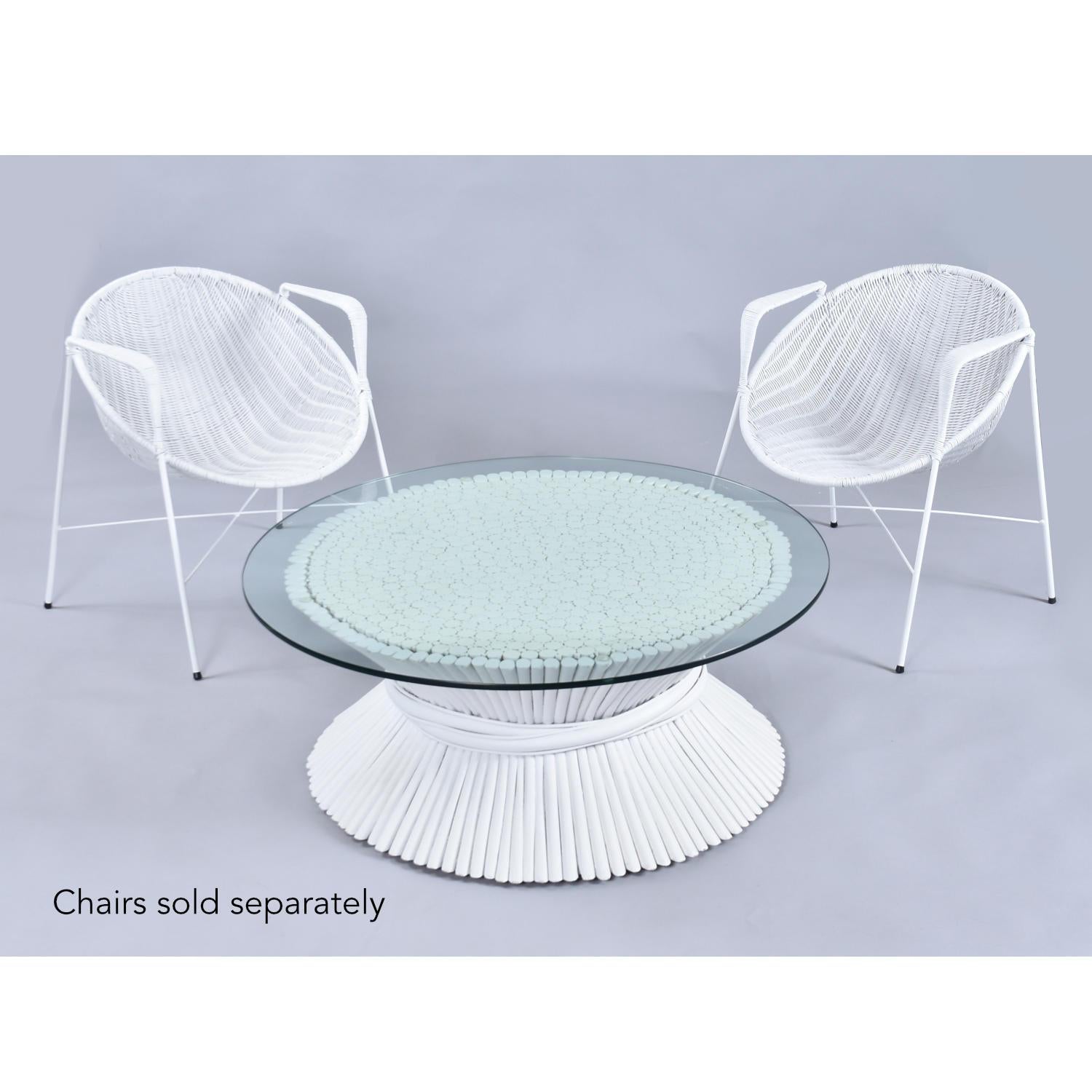 Cette annonce concerne la table basse seule. Les chaises et les tables d'appoint ne sont PAS incluses. Renseignez-vous si vous êtes intéressé par ces pièces.

L'emblématique table basse en faisceau de gerbes de blé d'Icone capture parfaitement un