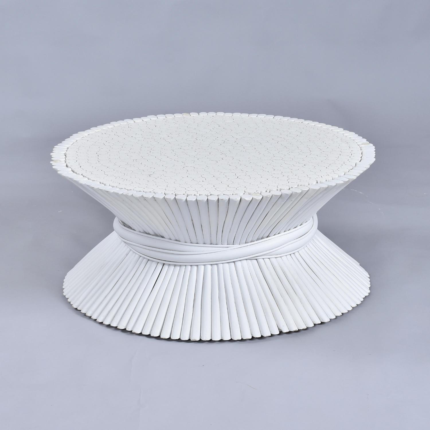 Rotin Table basse McGuire Coastal White Rattan Wheat Sheaf avec verre rond en vente