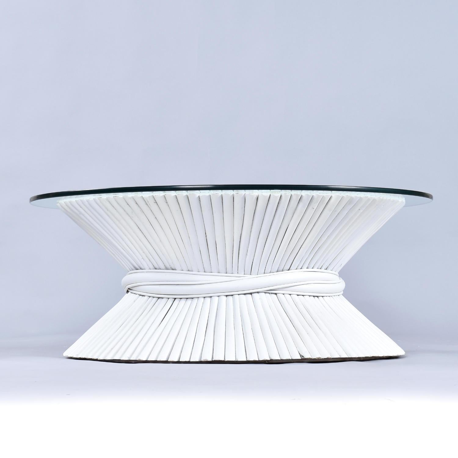 Mid-Century Modern Table basse McGuire Coastal White Rattan Wheat Sheaf avec verre rond en vente