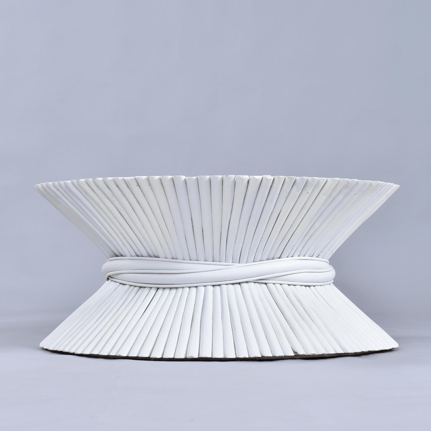Table basse McGuire Coastal White Rattan Wheat Sheaf avec verre rond en vente 1
