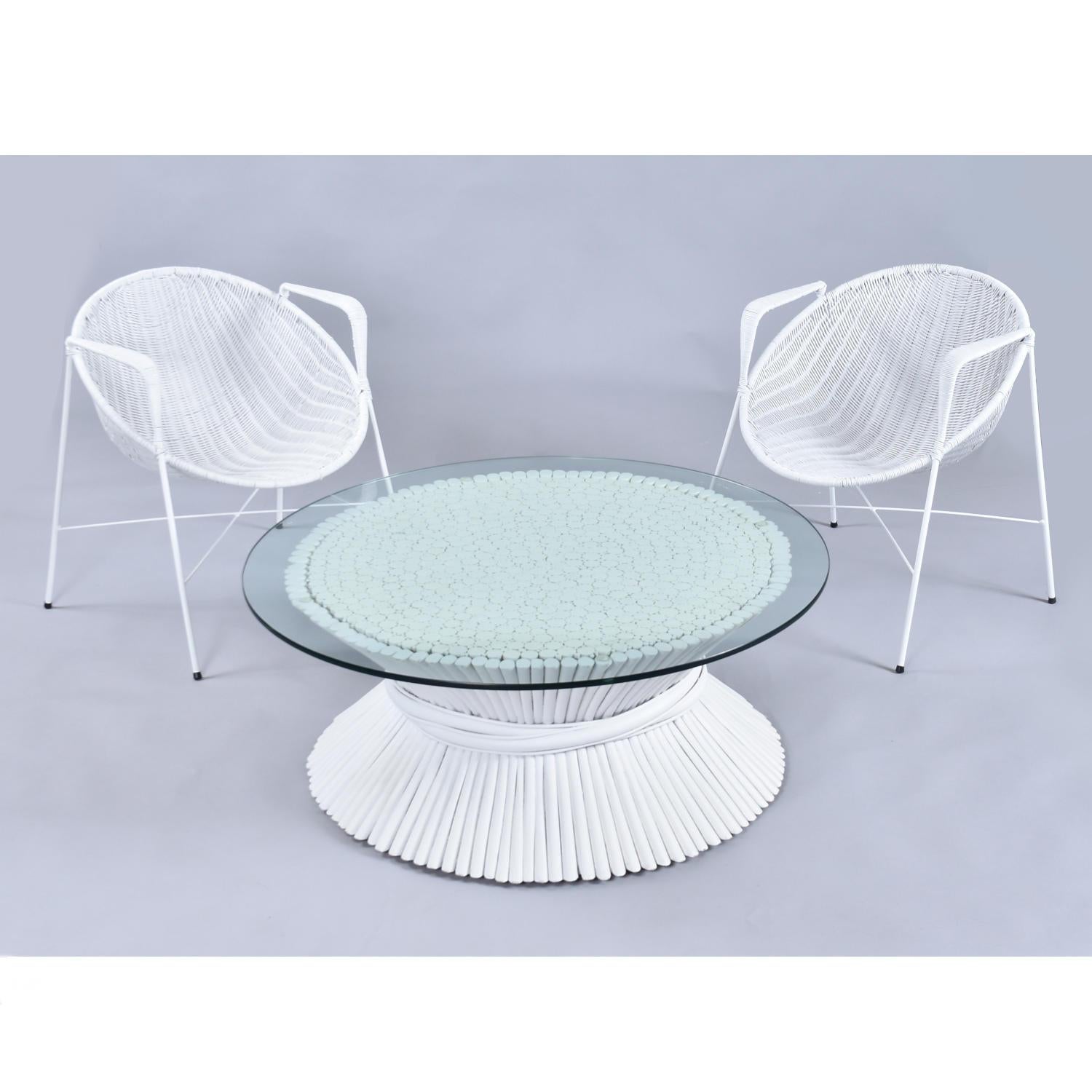 Table basse McGuire Coastal White Rattan Wheat Sheaf avec verre rond en vente 2