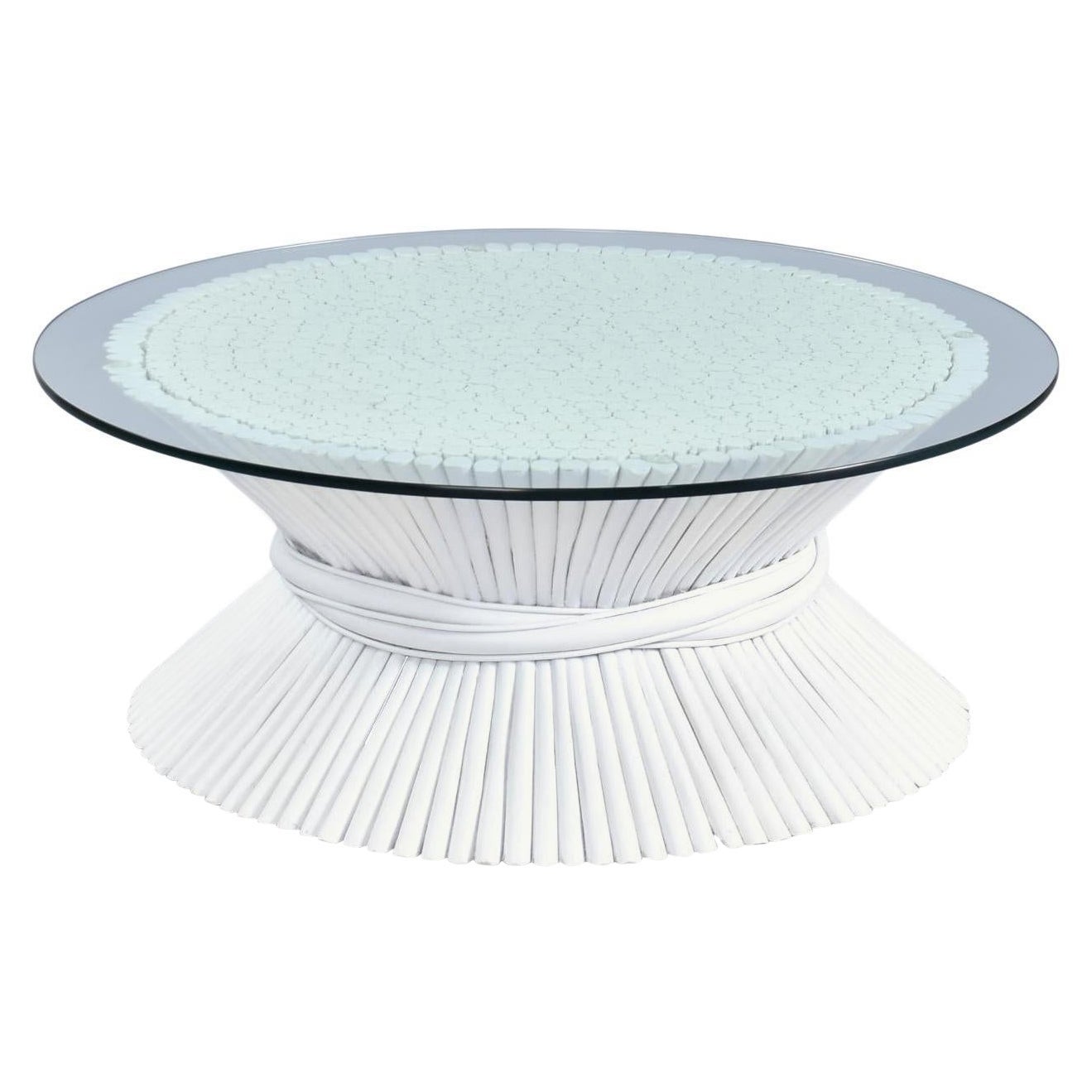 Table basse McGuire Coastal White Rattan Wheat Sheaf avec verre rond