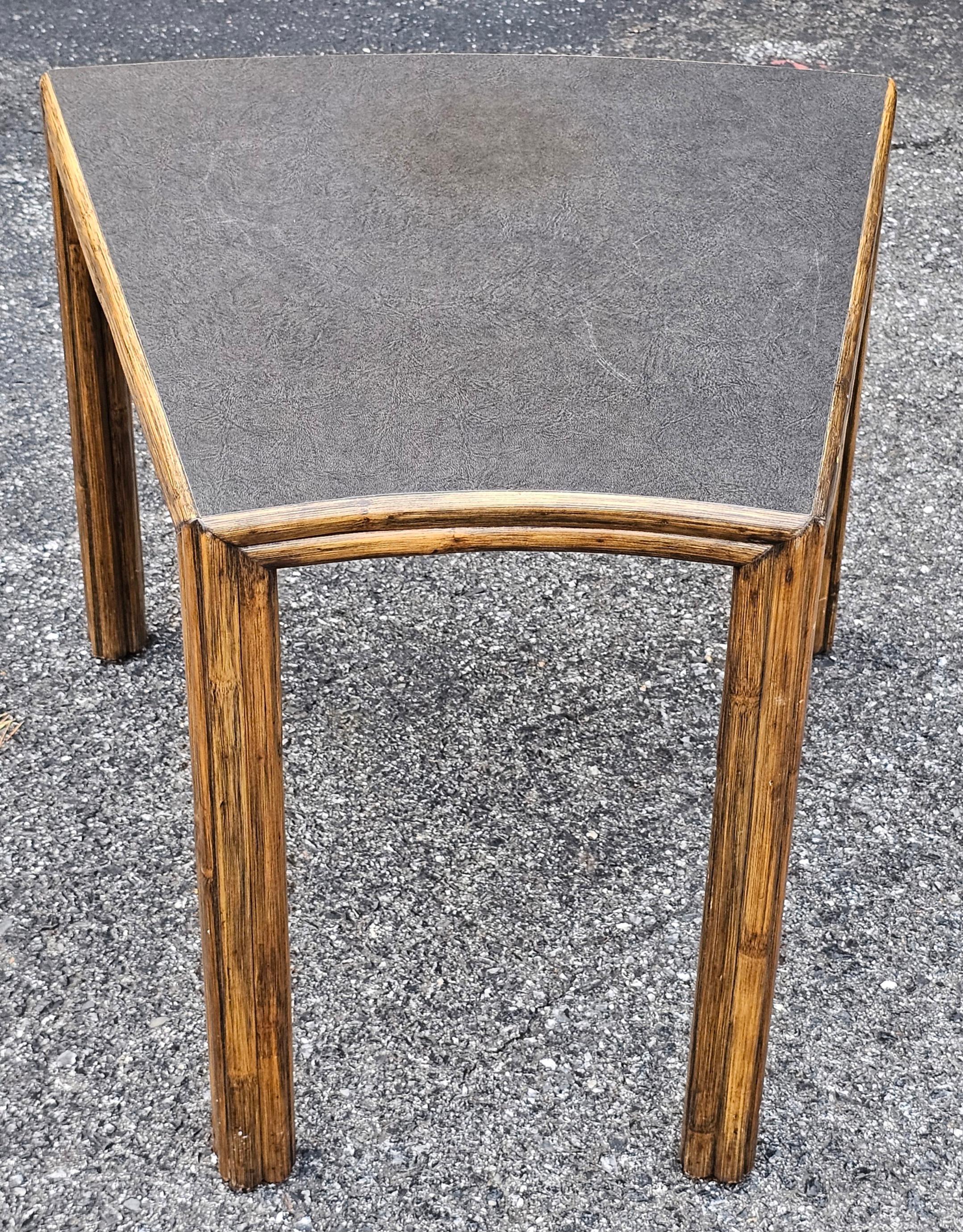 Mesa auxiliar contemporánea apilable de ratán de bambú y tablero laminado McGuire. Parte superior gris oscuro con marco de color tostado.
Mide 24