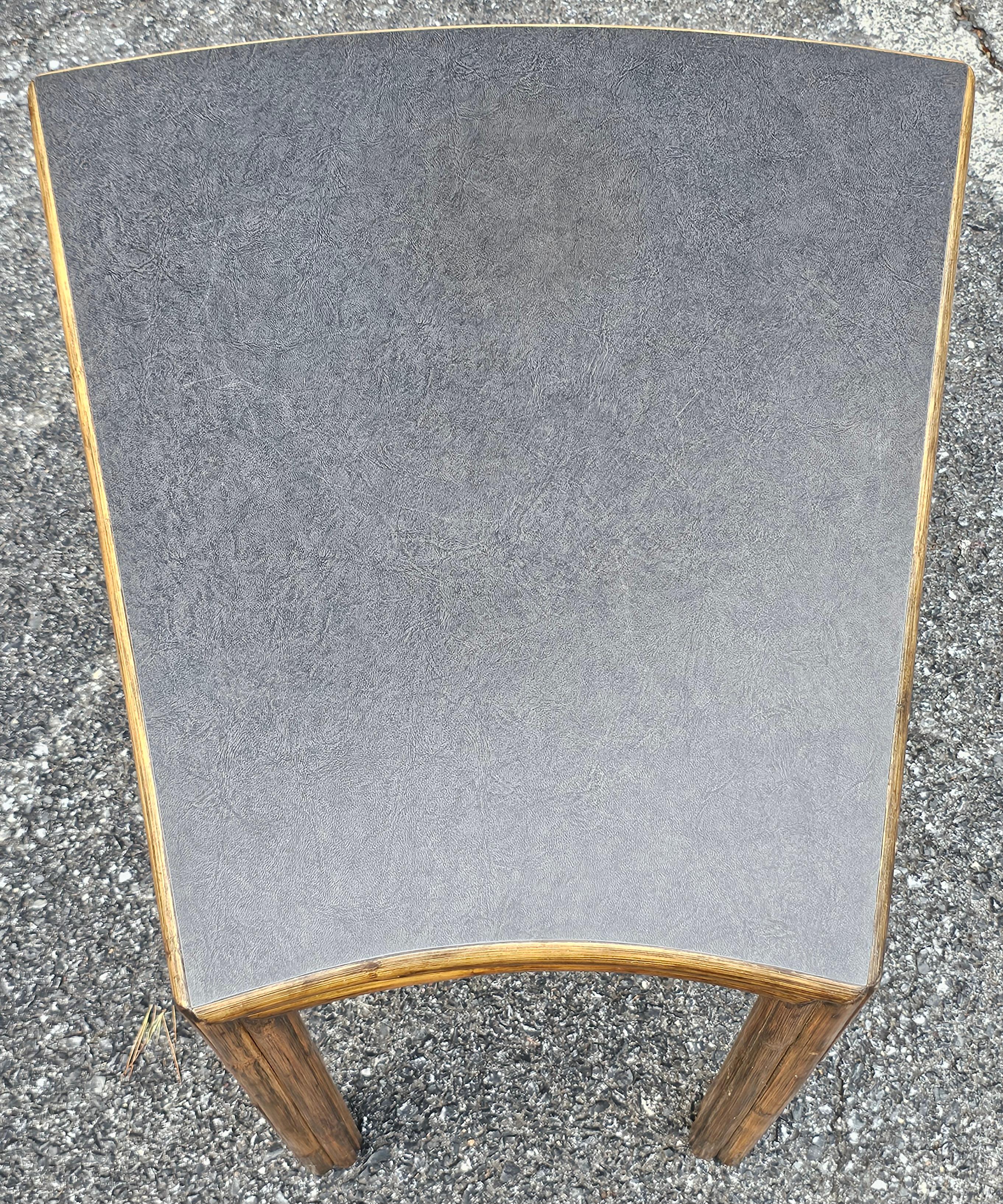 Mesa auxiliar contemporánea apilada de ratán de bambú y tapa de laminado McGuire Manchado en venta