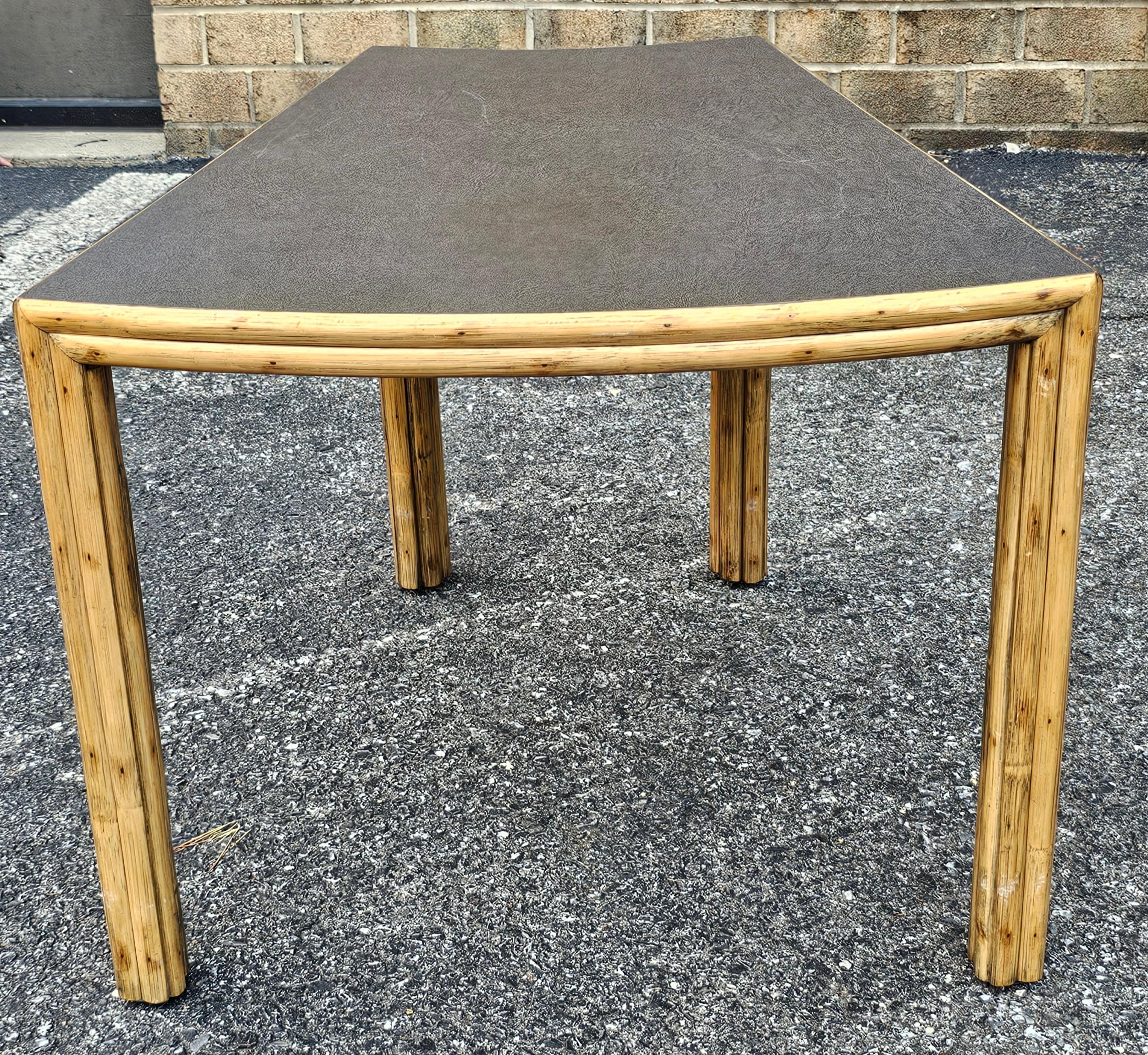 Mesa auxiliar contemporánea apilada de ratán de bambú y tapa de laminado McGuire siglo XX en venta