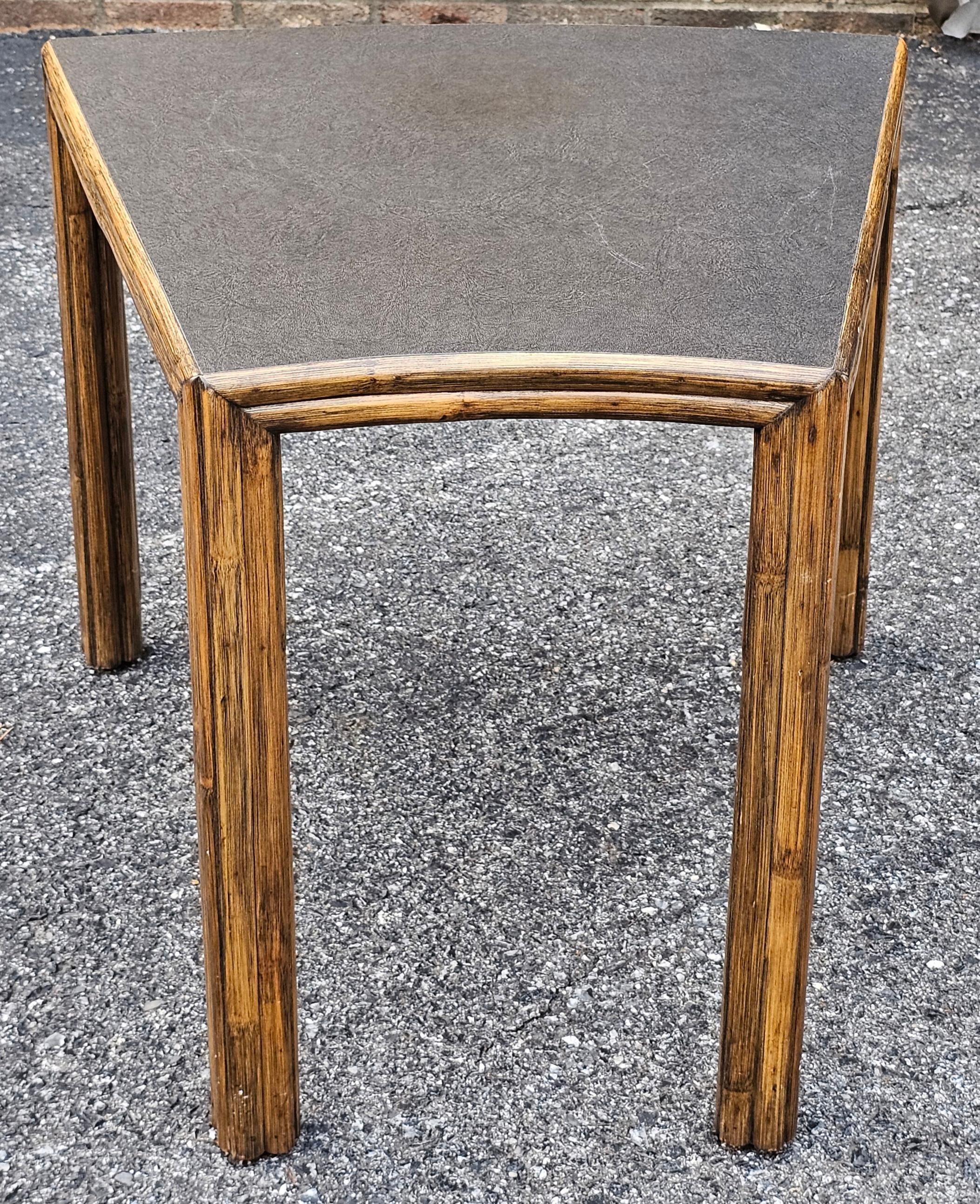 Mesa auxiliar contemporánea apilada de ratán de bambú y tapa de laminado McGuire Bambú en venta