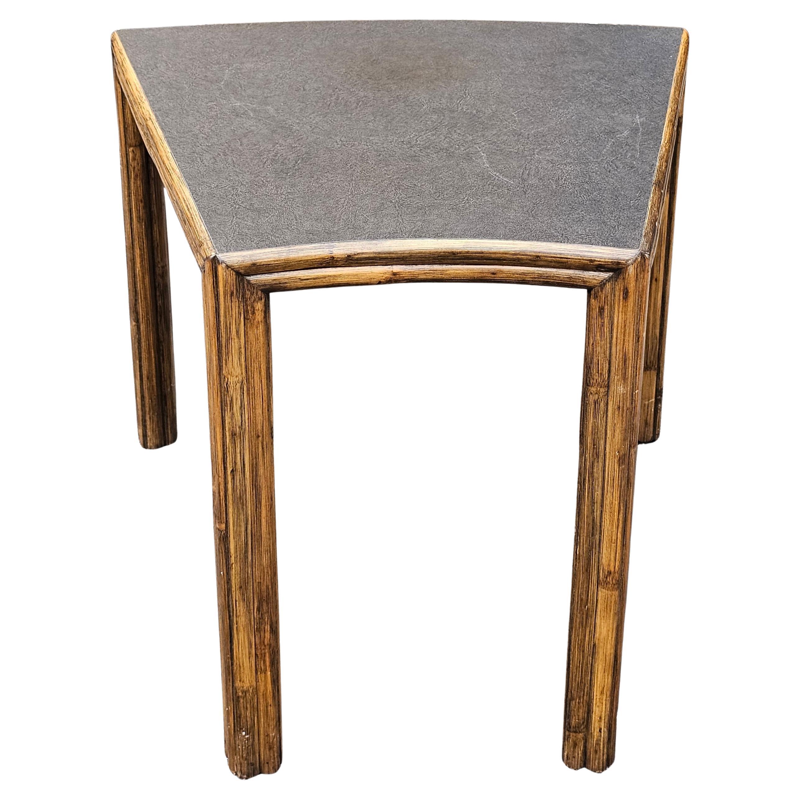 Mesa auxiliar contemporánea apilada de ratán de bambú y tapa de laminado McGuire en venta
