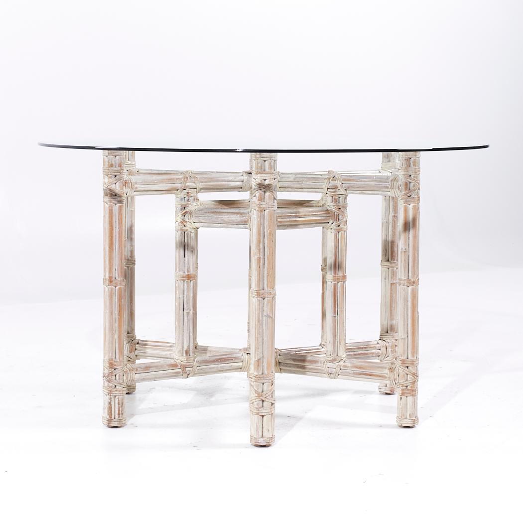 McGuire for Baker Furniture Table de salle à manger du milieu du siècle en bambou et verre

Cette table de salle à manger mesure : 48 de large x 48 de profond x 29 de haut, avec un dégagement pour les chaises de 28,5 pouces.

Tous les meubles