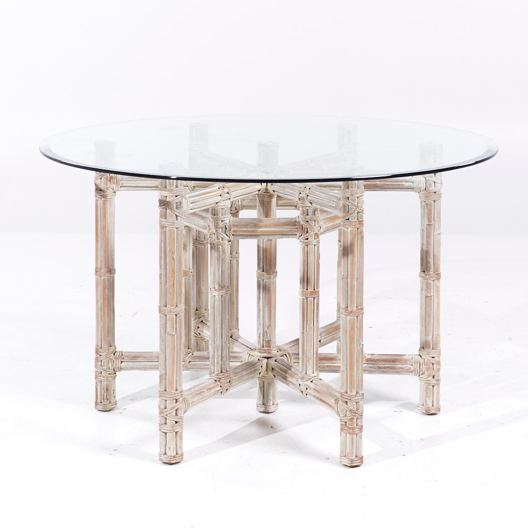 Américain McGuire for Baker Furniture Table de salle à manger du milieu du siècle en bambou et verre en vente