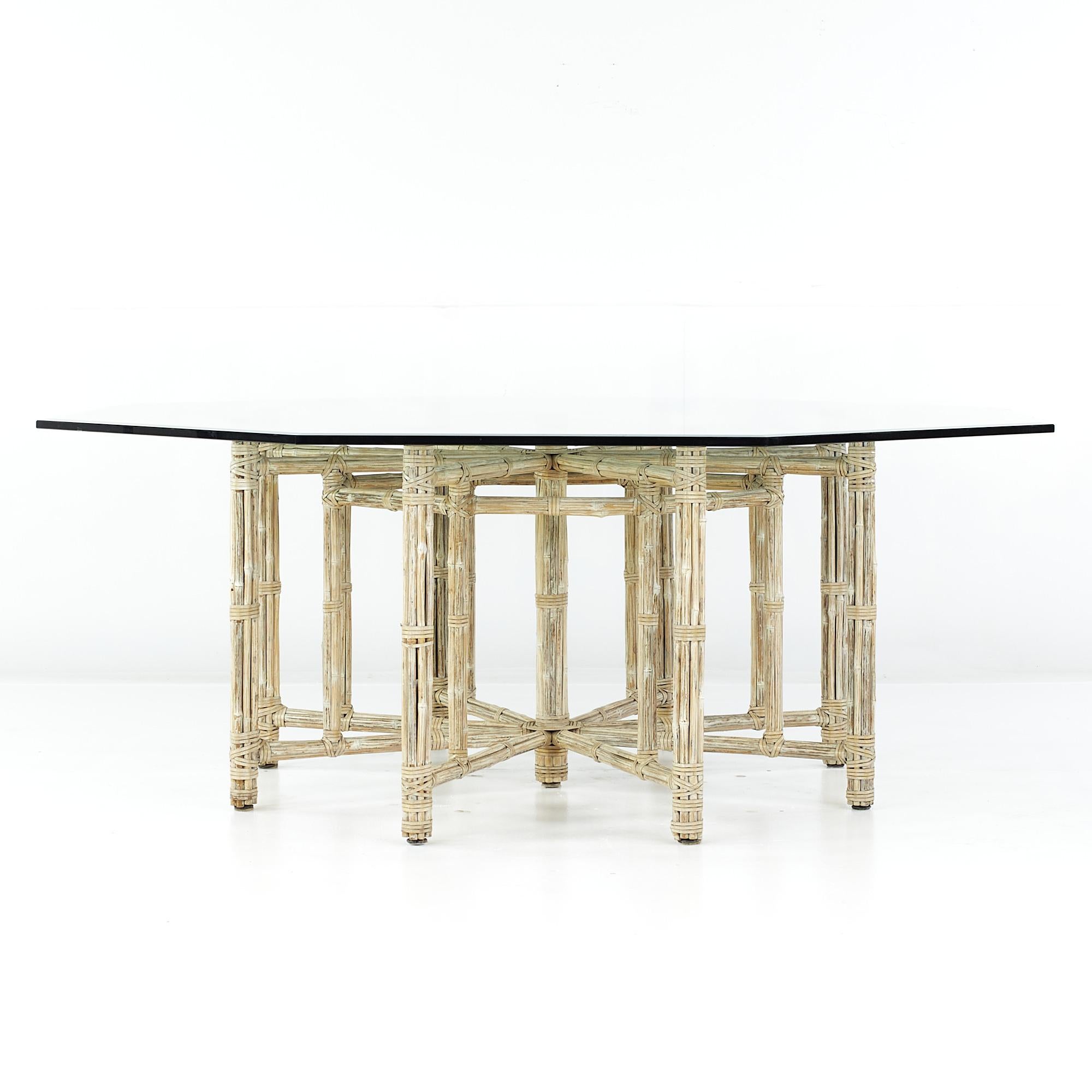 Table à manger hexagonale en bambou et verre McGuire for Baker Furniture Mid Century

Cette table à manger mesure : 80 de largeur x 80 de profondeur x 29,25 de hauteur, avec un espace libre pour les chaises de 28,5 pouces.

Tous les meubles peuvent