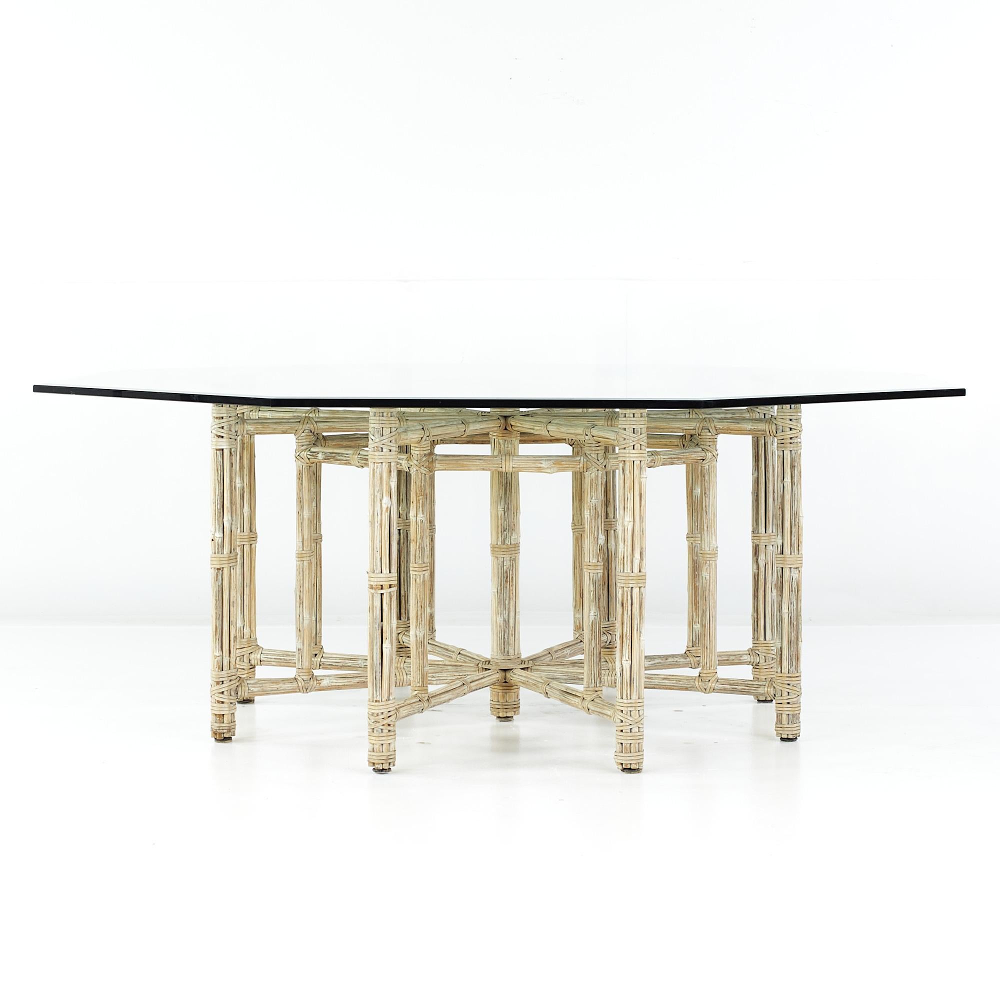 McGuire for Baker Furniture Mesa de comedor hexagonal de bambú y cristal de mediados de siglo

Esta mesa de comedor mide 80 de ancho x 80 de fondo x 29,25 de alto, con un espacio libre para sillas de 28,5 pulgadas

Todos los muebles pueden