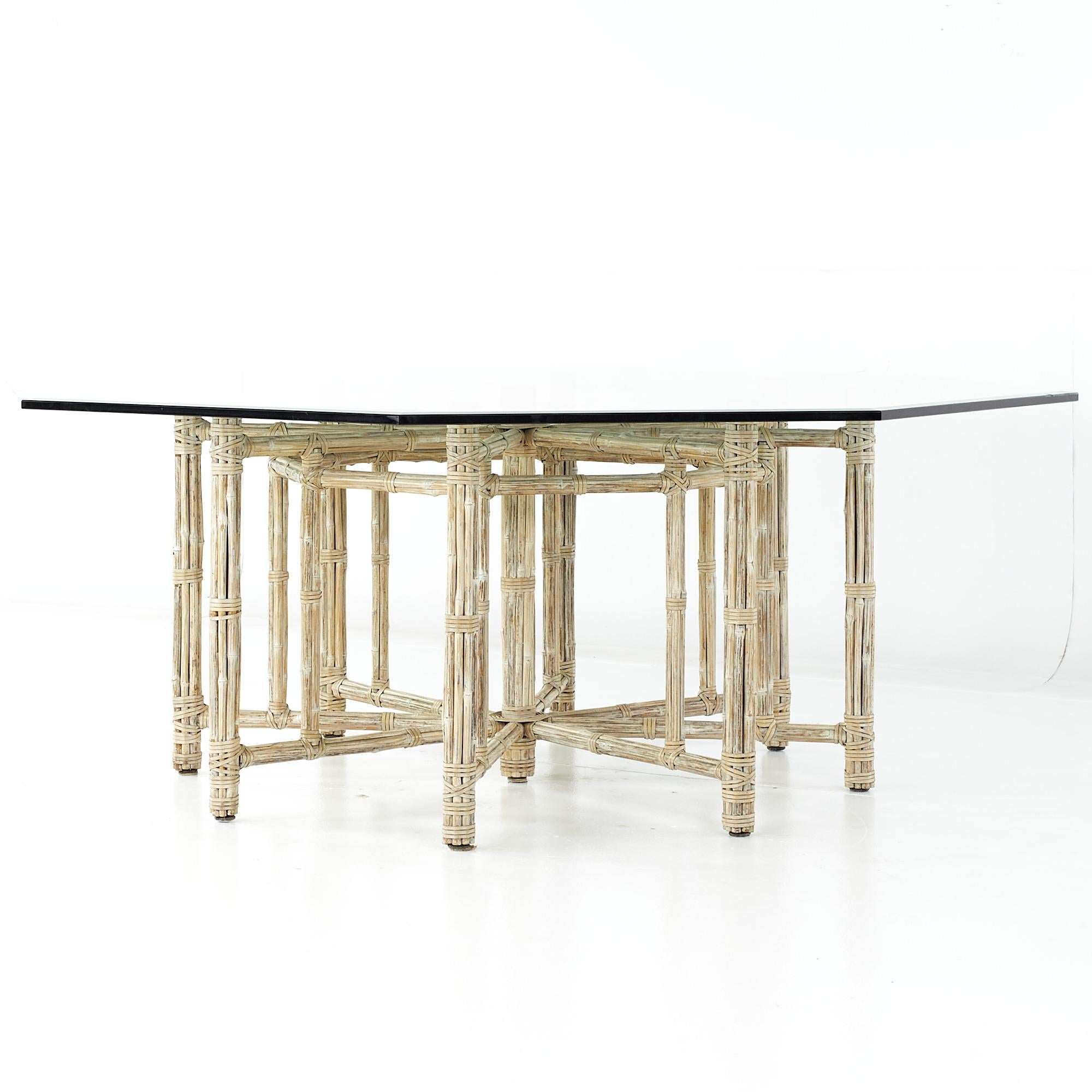 Mid-Century Modern Table de salle à manger hexagonale mi-siècle en bambou et verre McGuire pour Baker Furniture en vente