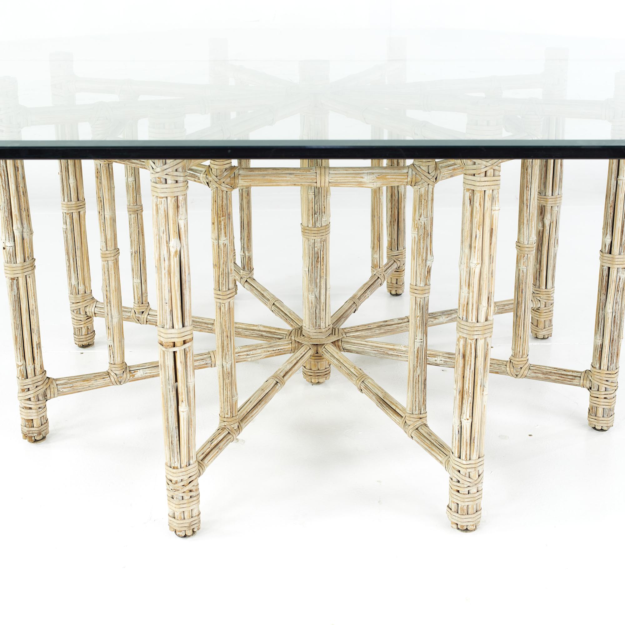 Table de salle à manger hexagonale mi-siècle en bambou et verre McGuire pour Baker Furniture Bon état - En vente à Countryside, IL