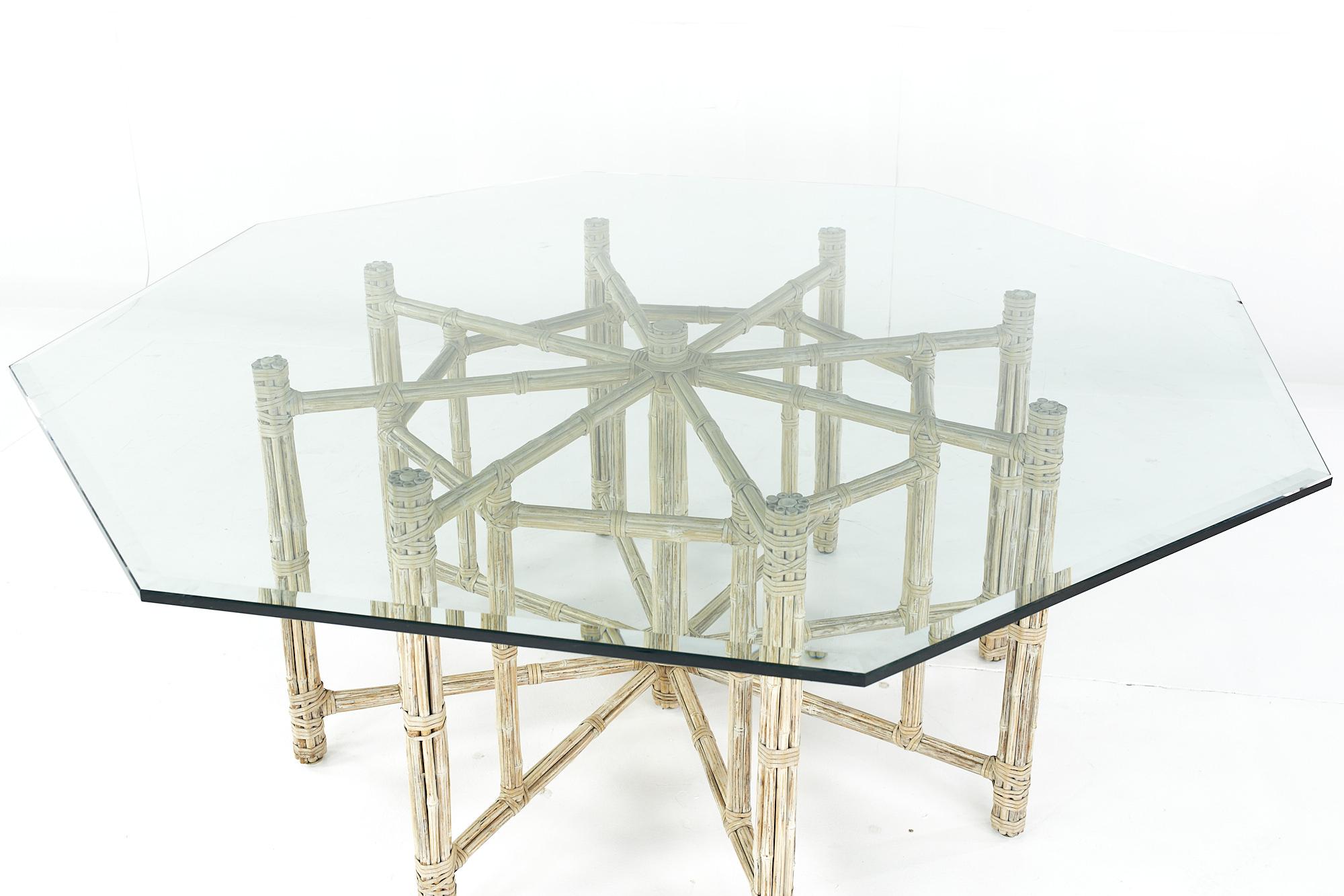 Bambou Table de salle à manger hexagonale mi-siècle en bambou et verre McGuire pour Baker Furniture en vente